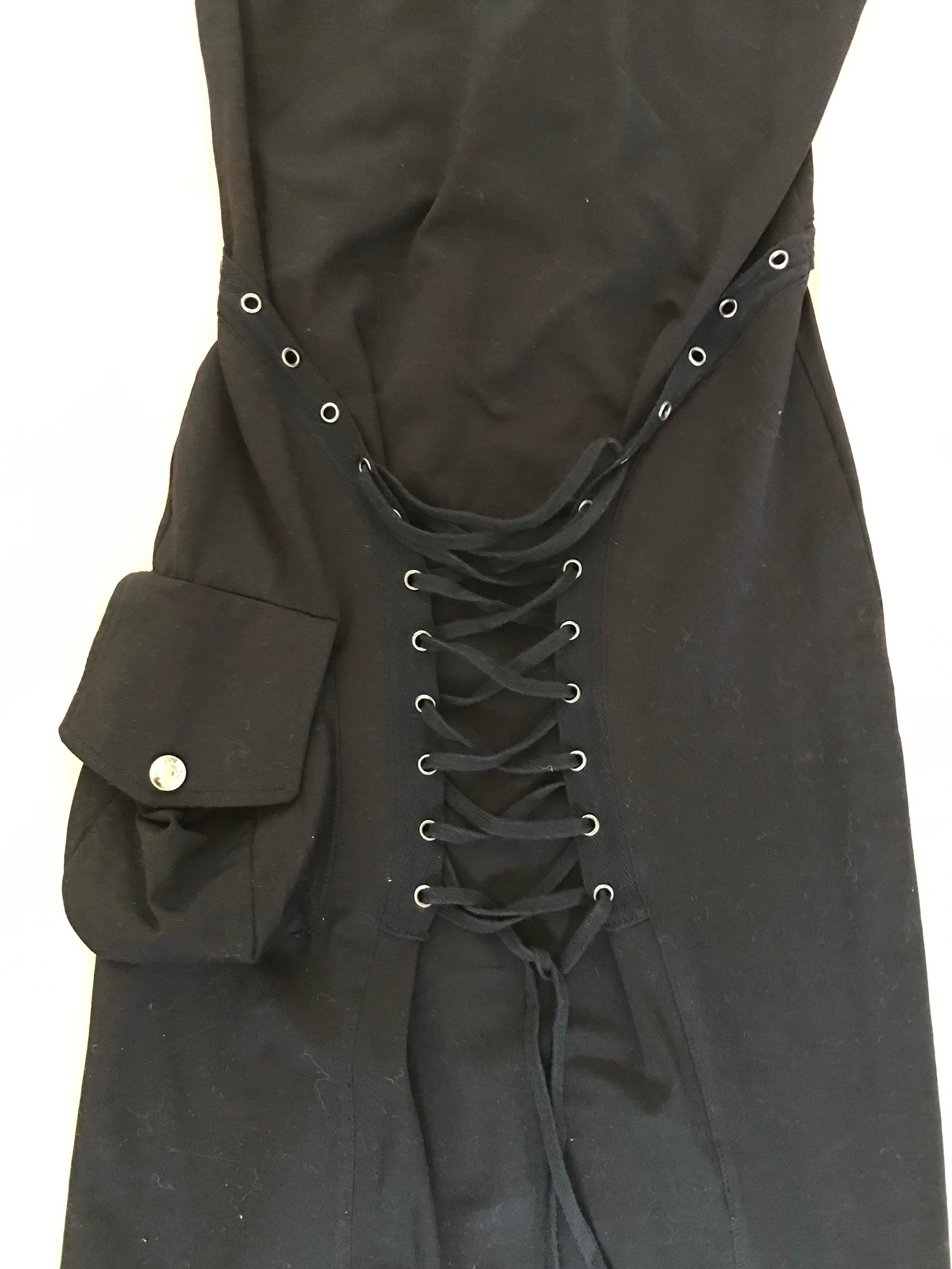 Magnifique robe moulante Dior. Modèle de laçage pour corset et bustier. Avec une petite poche sur le côté. En excellent état. Modèle rare et recherché. Magnifique à porter. taille 38.