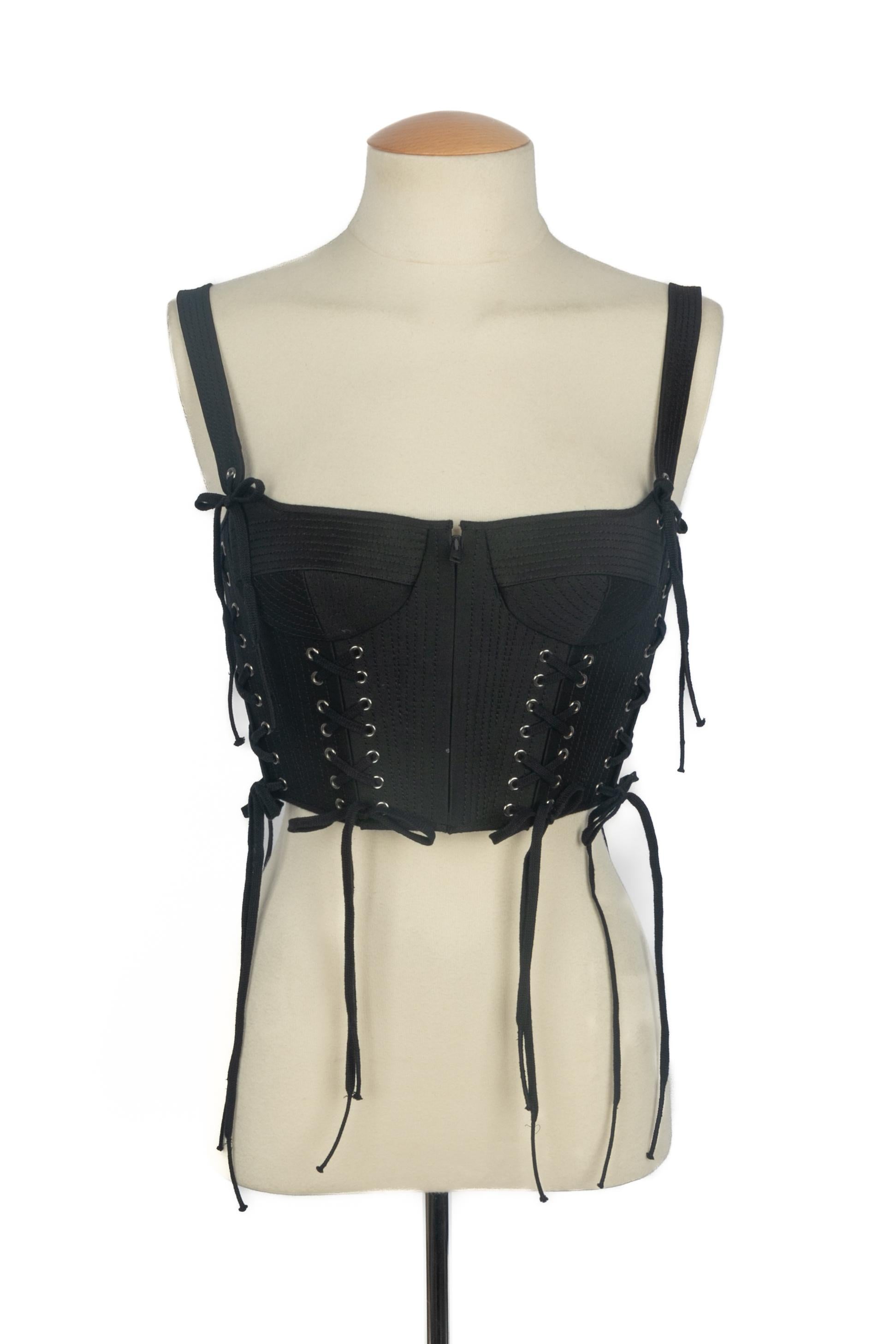 DIOR - (Made in Italy) Top a bustino in seta e lana nera con allacciatura e impunture. Taglia 36FR indicata. Collezione Pre-fall 2022 sotto la direzione artistica di Maria Grazia CHIURI.

Condizioni:
Ottime condizioni

Dimensioni:
Petto: 36 cm -