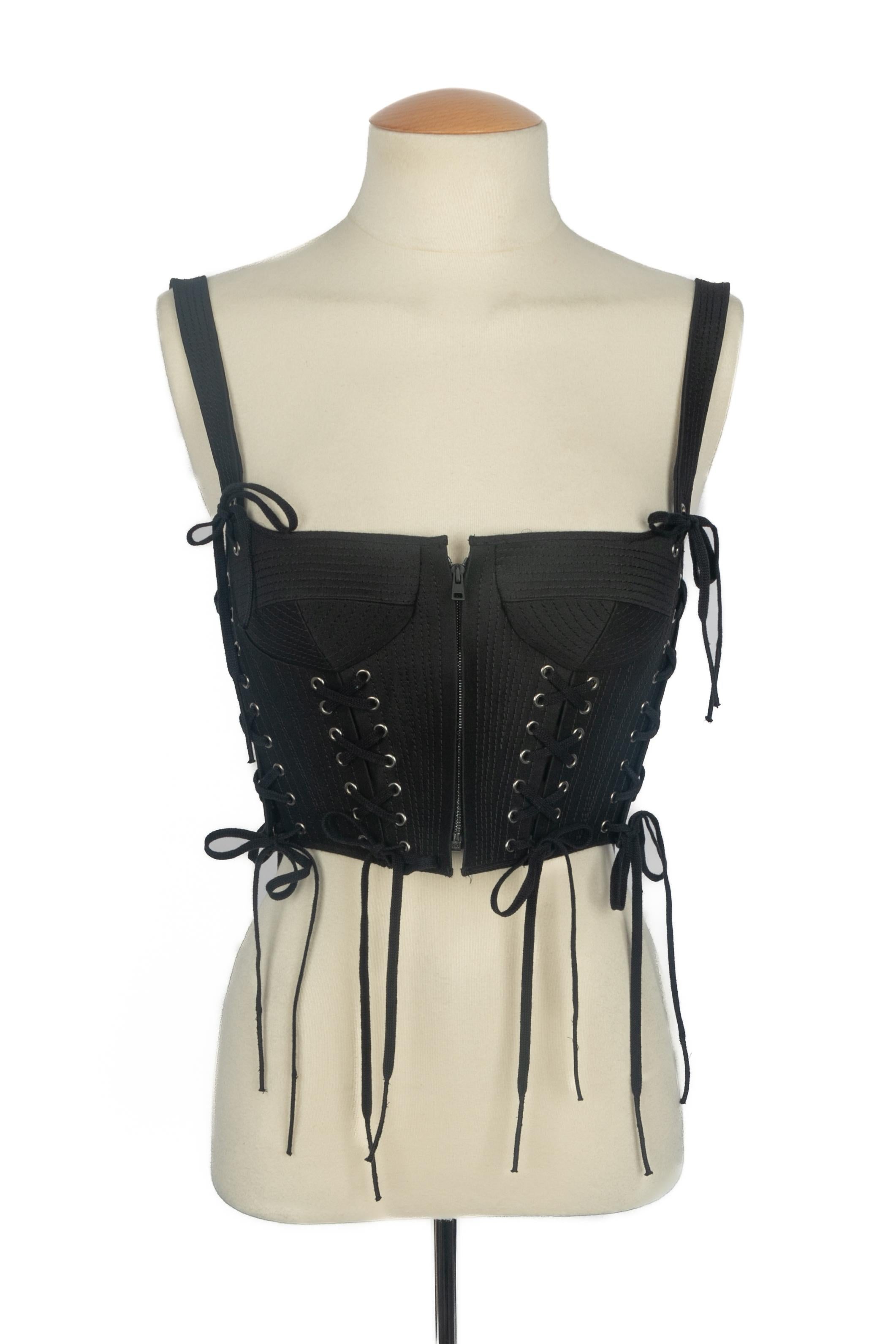 DIOR - (Made in Italy) Top a bustino in seta e lana nera con allacciatura e impunture. Taglia 34FR indicata. Collezione Pre-Fall 2022 sotto la direzione artistica di Maria Grazia CHIURI.

Condizioni:
Ottime condizioni

Dimensioni:
Petto: 35 cm -