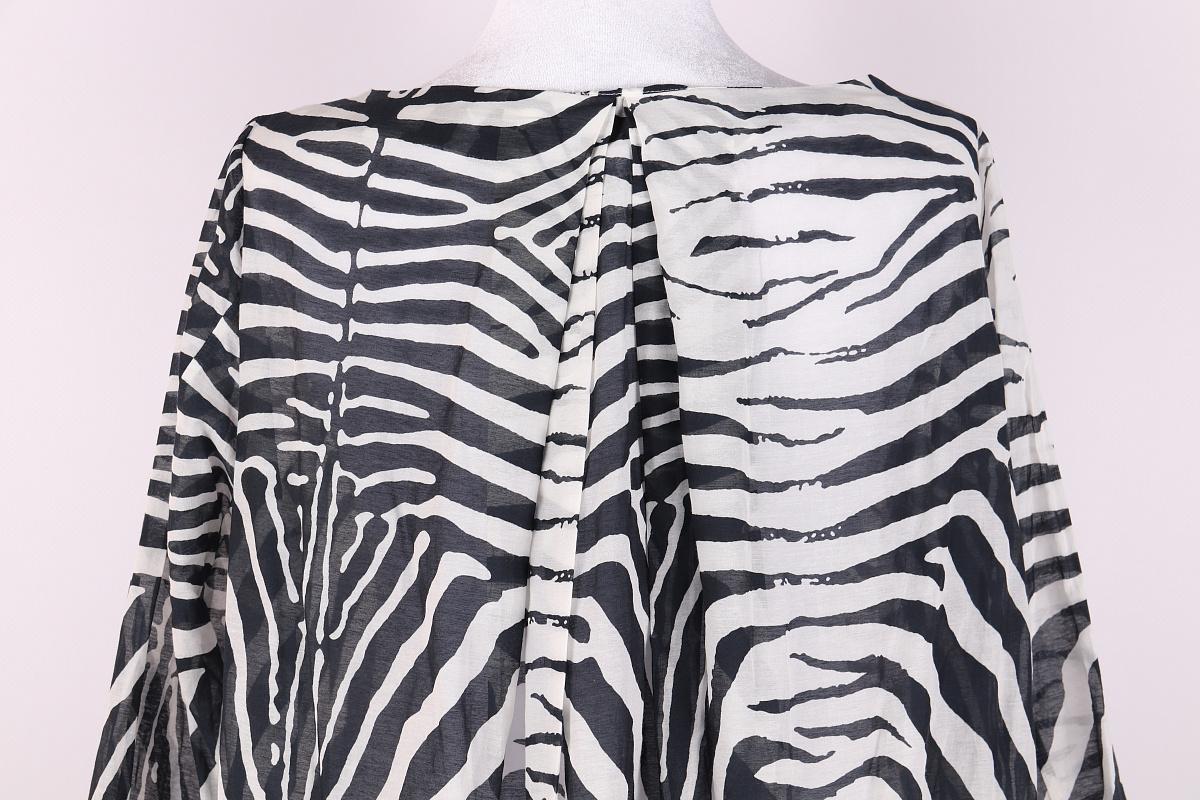 Christian Dior Bluse aus Baumwolle und Seide

Größe F, 36

Ausgezeichneter Zustand

Zusammensetzung: Baumwolle und Seide

Schultern: 37 cm / 14,57 Zoll
Ärmel: 59 cm / 23,23 Zoll
Achselhöhlen: 56 cm / 22,05 Zoll
Länge: 80 cm / 31,50 Zoll