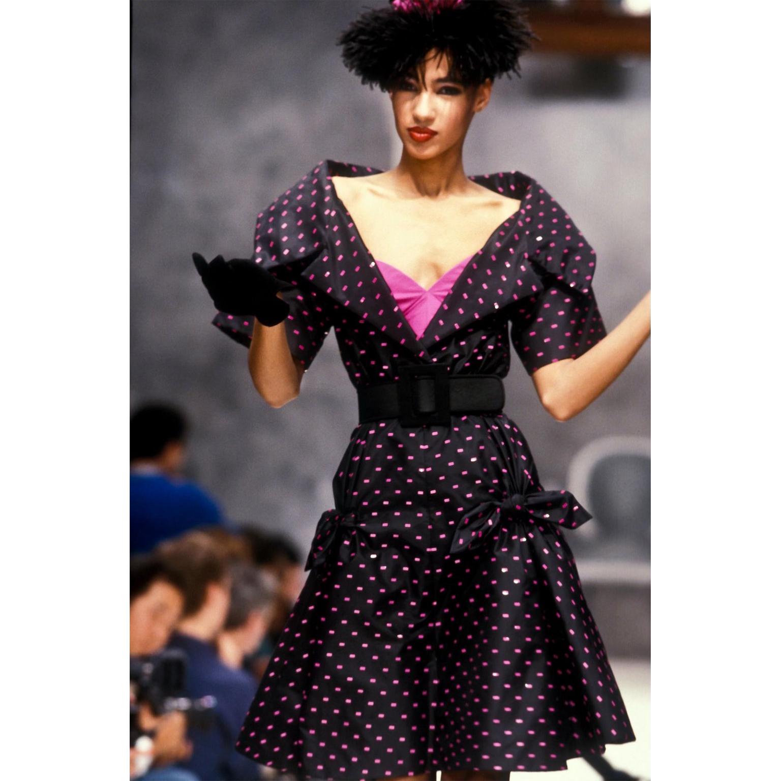 Dieses atemberaubende Haute-Couture-Abendkleid aus der Frühjahr-Sommer-Kollektion 1987 von Christian Dior ist in einem gewagten Magenta-Rosa gehalten. Dieses Kleid ist ein Beispiel für die außergewöhnliche Kunstfertigkeit von Marc Bohan. Das Kleid