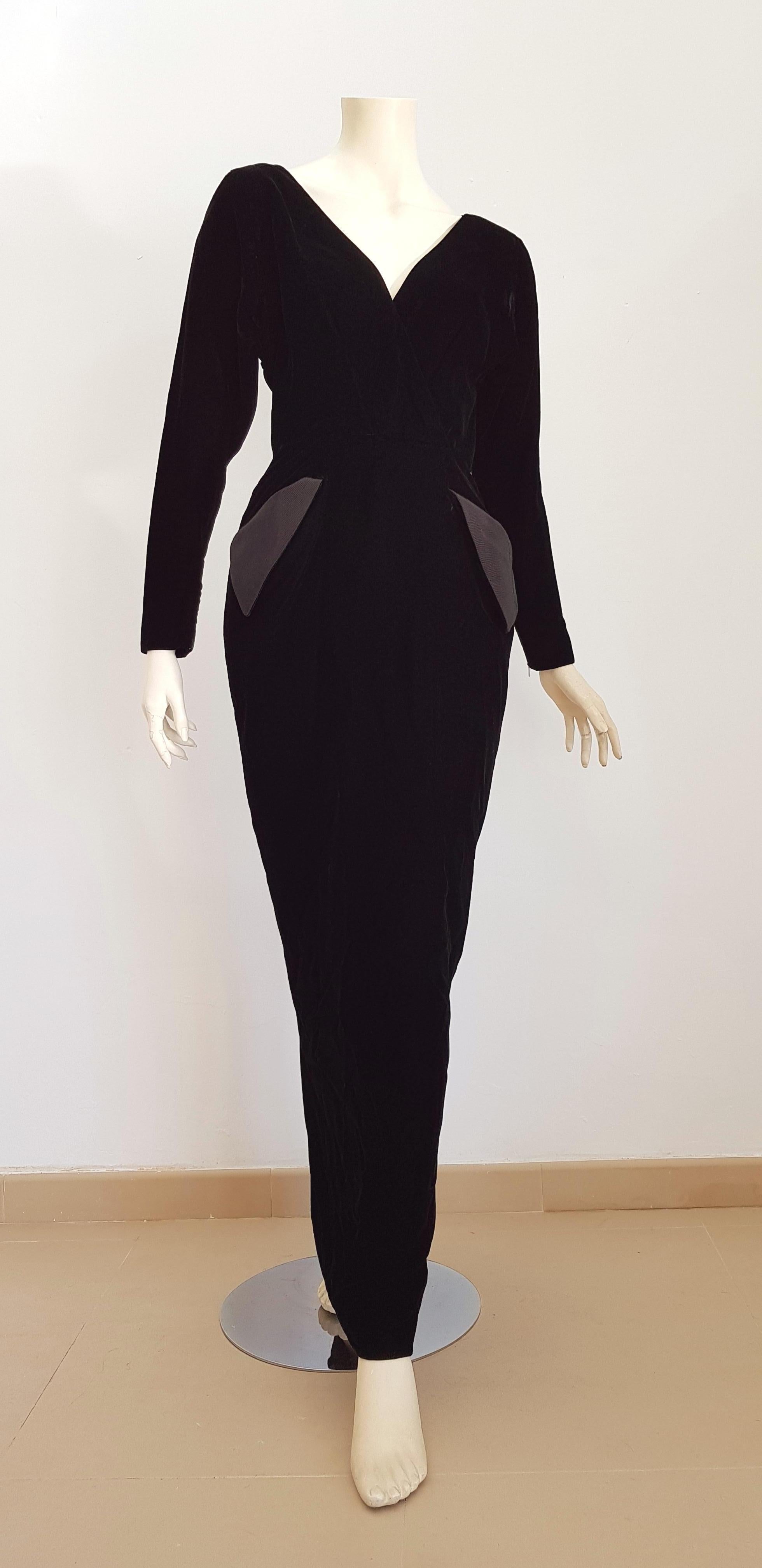 Christian DIOR Couture, black cotton velvet gown, with silk triangular pockets, buttoned behind - Unworn, New

SIZE: equivalent to about Small / Medium, please review approx measurements as follows in cm: lenght 144, chest underarm to underarm 50,