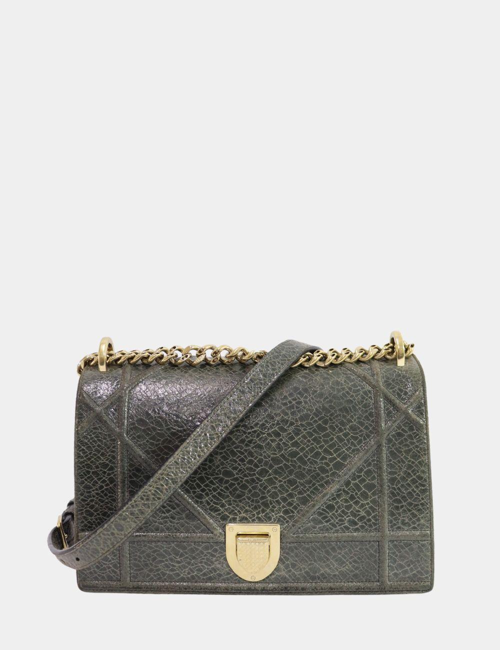 Christian Dior Crackled Diorama Bag, features a light gold press lock, adjustable shoulder chain, and two interior pockets.

Material: Leather
Hardware: gold
Height:17cm
Width: 25cm
Depth: 8cm
Shoulder Drop: 31cm
Overall condition: Fair 
Interior