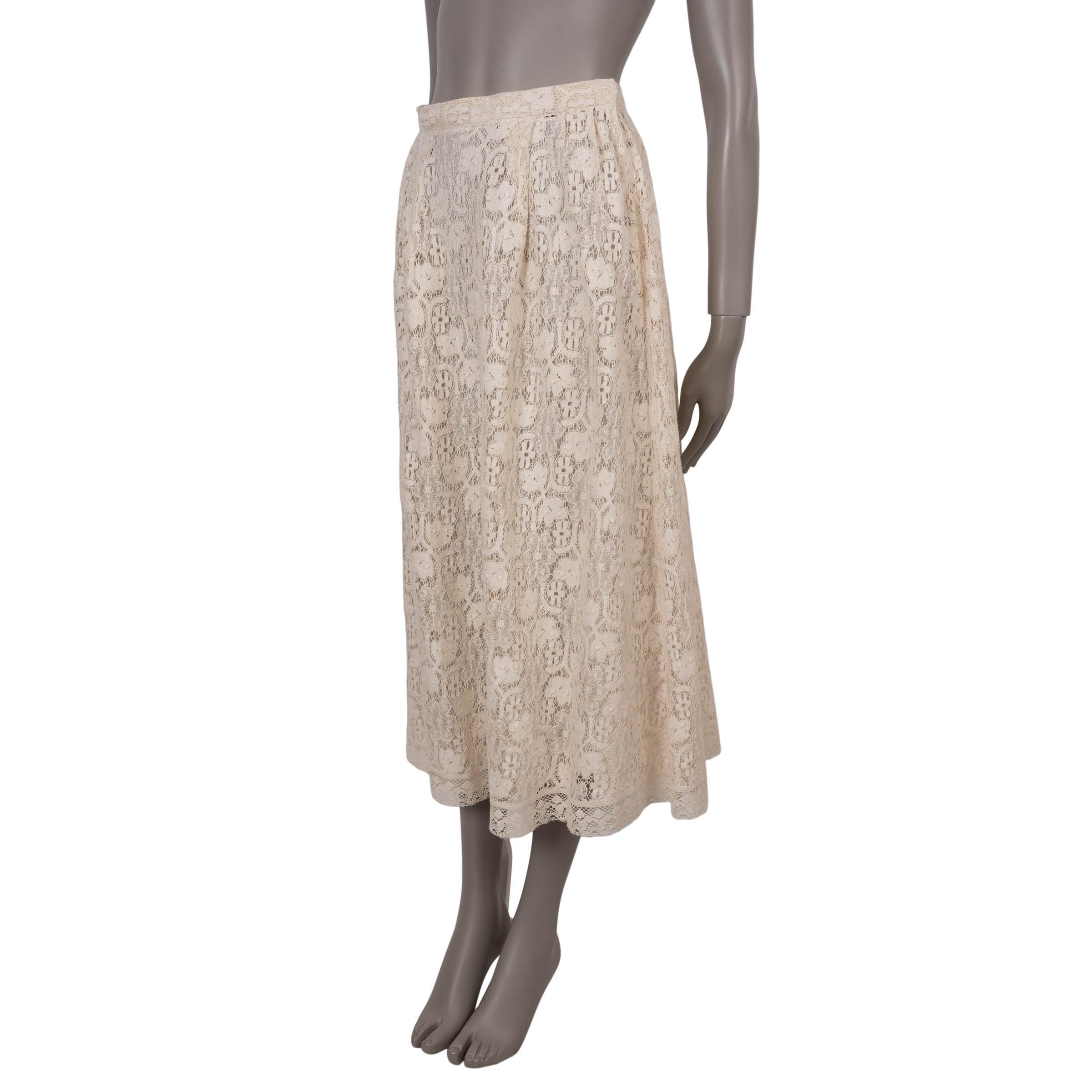 Questa gonna 100% autentica di Christian Dior in pizzo floreale color crema in cotone (95%) e poliammide (5%) incarna l'eleganza femminile. Con una silhouette svasata e una lunghezza midi, presenta un'intricata lavorazione a pizzo. La gonna si apre
