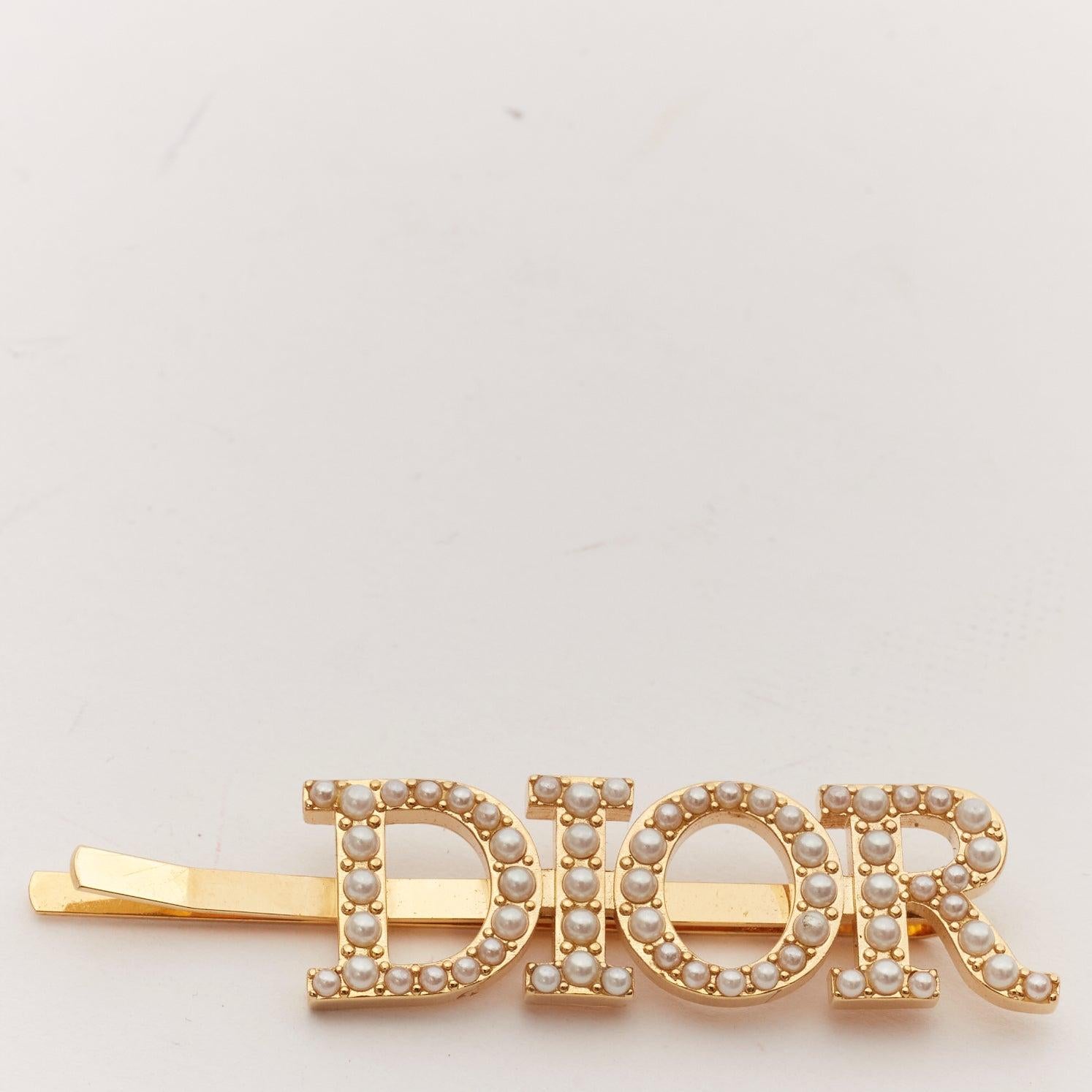 CHRISTIAN DIOR Clip à cheveux barrette en métal doré avec logo en fausse perle crème Pour femmes en vente