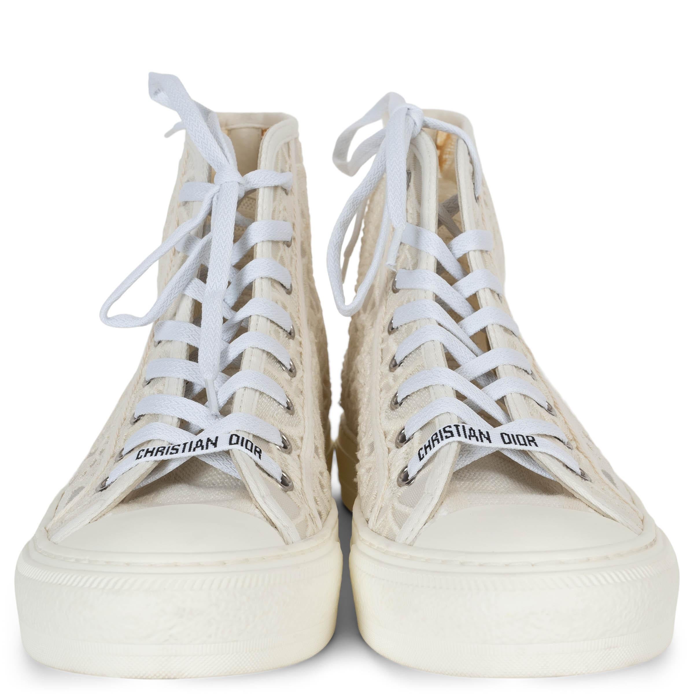 Ces baskets montantes Walk'n'Dior Macramé 100% authentiques en dentelle de coton brodée crème apportent une touche d'élégance à un modèle de base décontracté. Dotées d'une délicate broderie en macramé, ces baskets allient sophistication et facilité