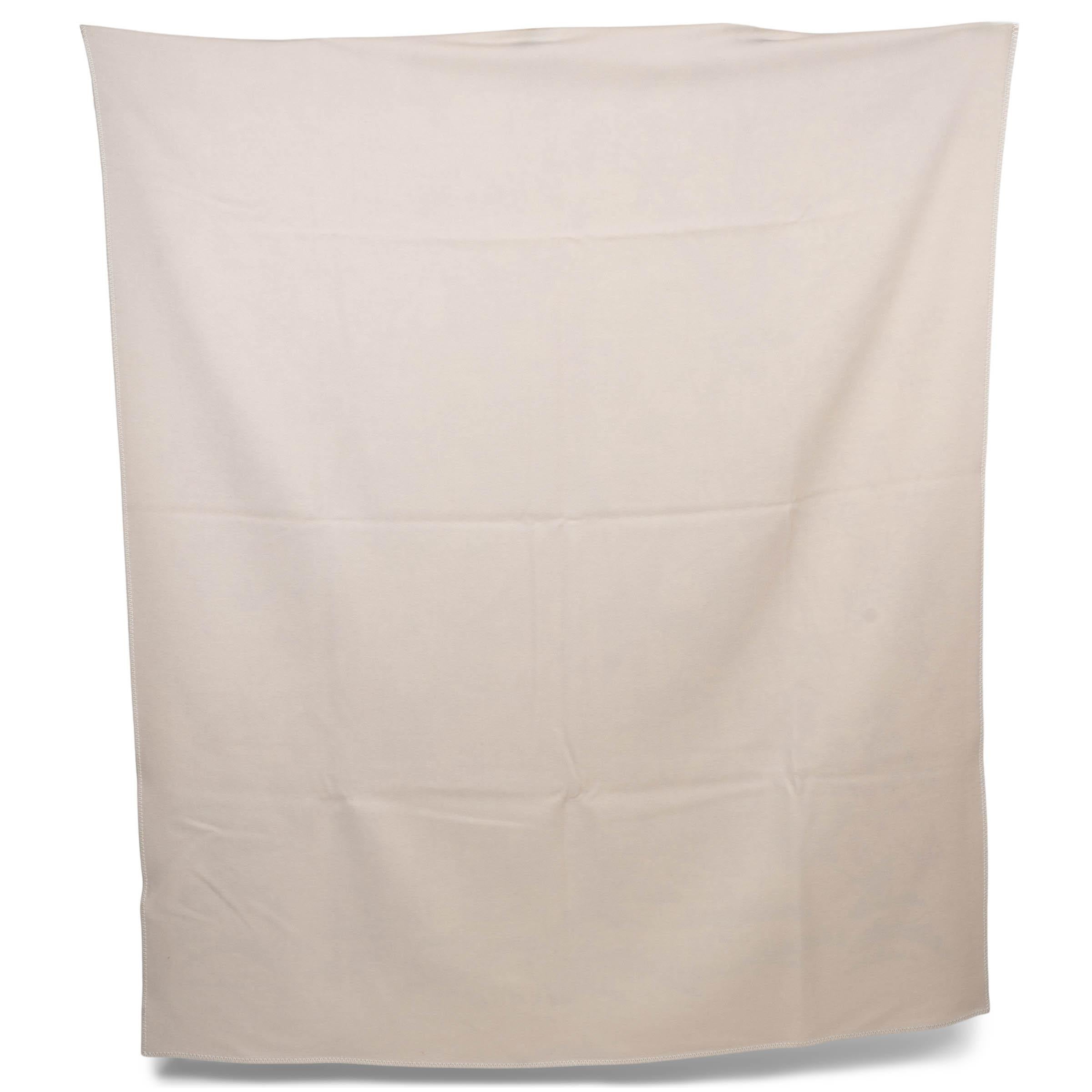 This 100% authentic Christian Dior Jardin Driver blanket in white wool (100%) is a luxurious tribute to the house’s artistic heritage. Adorned with a multicolor print inspired by the poetic and exotic wall murals of Mr. Dior, it showcases
