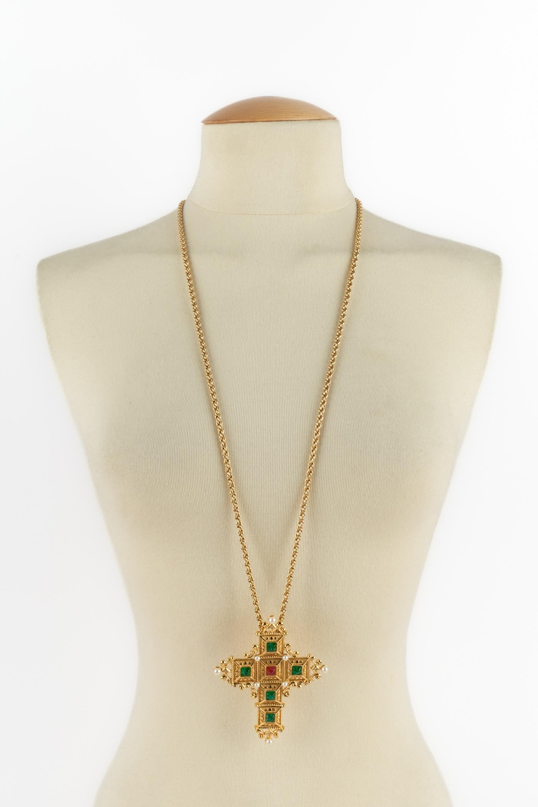 DIOR - Golden metal chain necklace with a golden metal cross pendant, costume pearly cabochons, and green and red glass paste cabochons.

Condition:
Very good condition

Dimensions:
Length: 90 cm

SKU:BC113