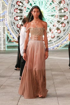 Christian Dior Cruise 2021 Puglia, Italia: top corto in tulle con applicazioni a forma di spiga di grano