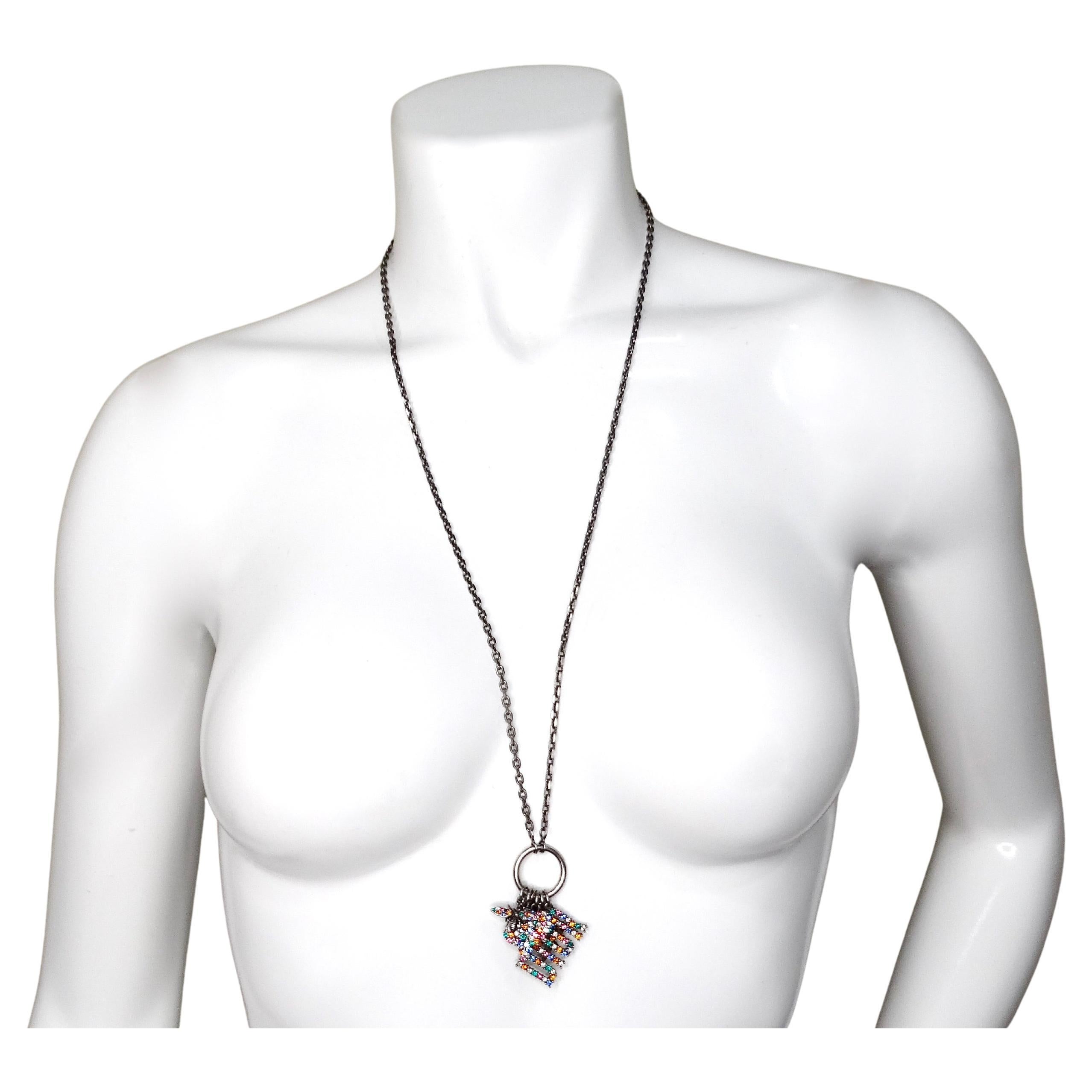 Le collier pendentif Christian Dior Crystal Charms & Silver-Tone Chain est une pièce étonnante qui allie sans effort élégance et charme ludique. Fabriqué à partir d'une élégante chaîne en métal Icone, ce collier présente un éventail de charmes