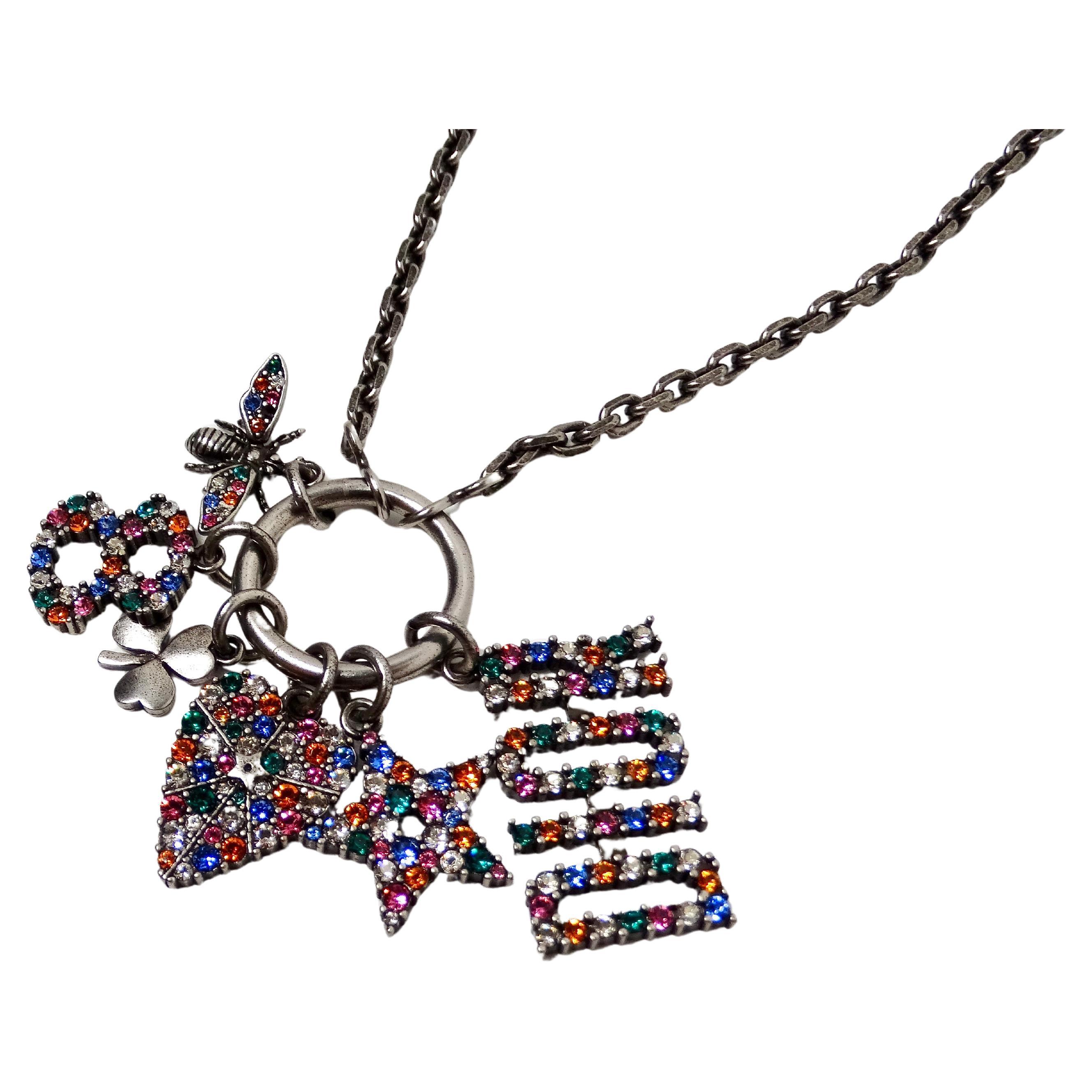 Collier pendentif Christian Dior avec breloques en cristal et chaîne en argent Bon état - En vente à Scottsdale, AZ