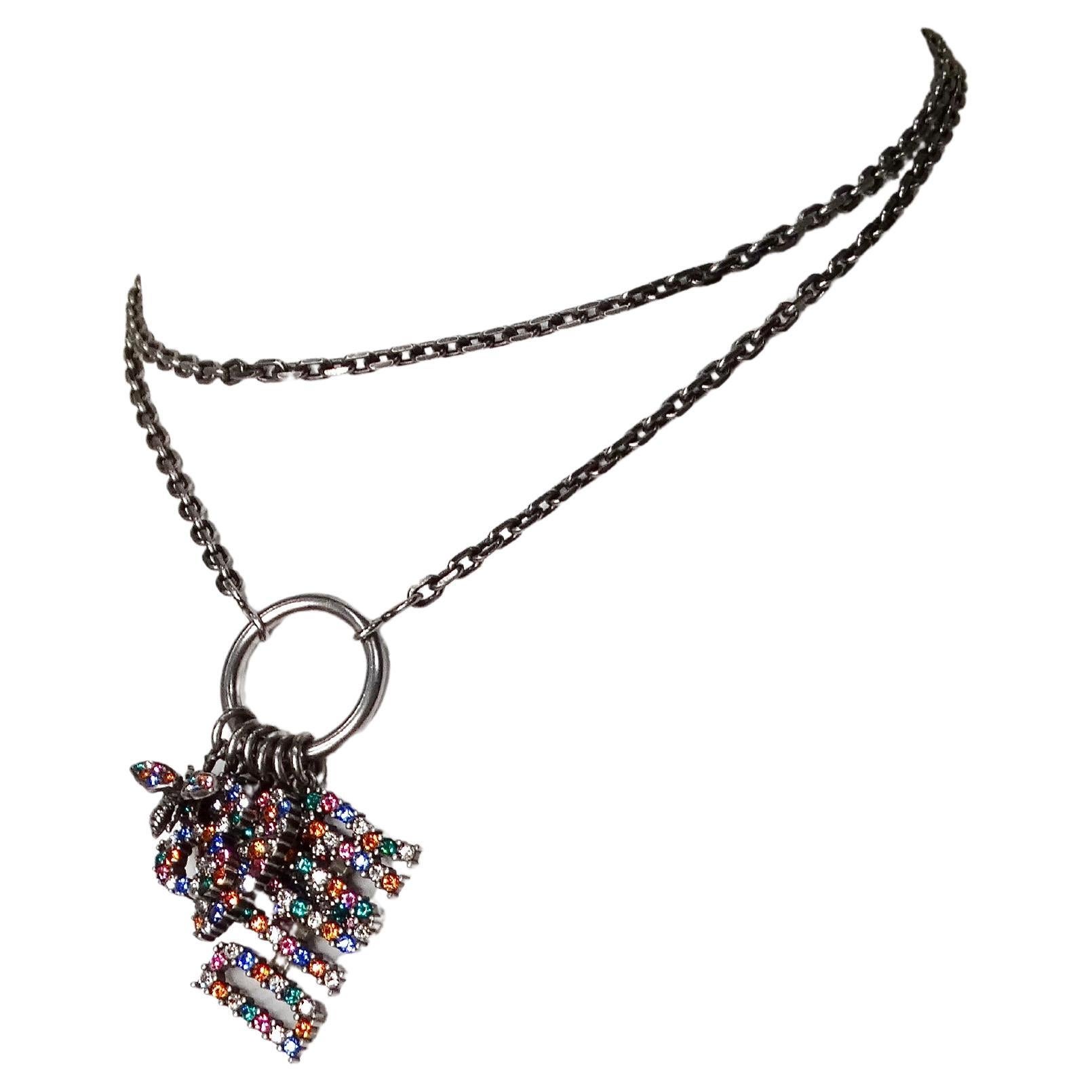 Collier pendentif Christian Dior avec breloques en cristal et chaîne en argent en vente