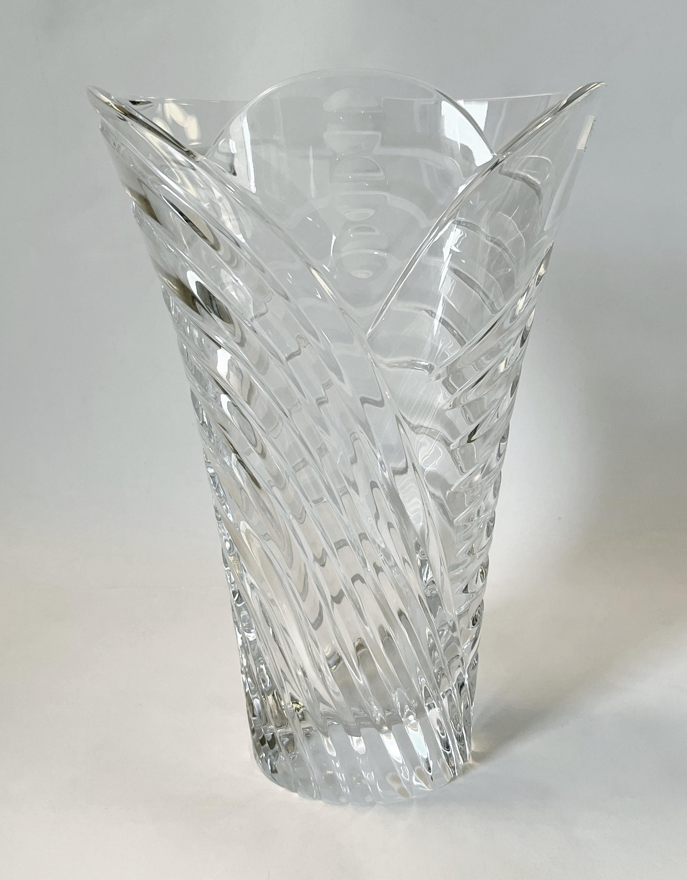 Vaso di cristallo al piombo trasparente Christian Dior / Made in France
L'etichetta originale sul vetro / viene fornita nella scatola originale
Misure: larghezza 9 pollici, profondità 6,5 pollici, altezza 12,5 pollici
1 disponibile in magazzino in