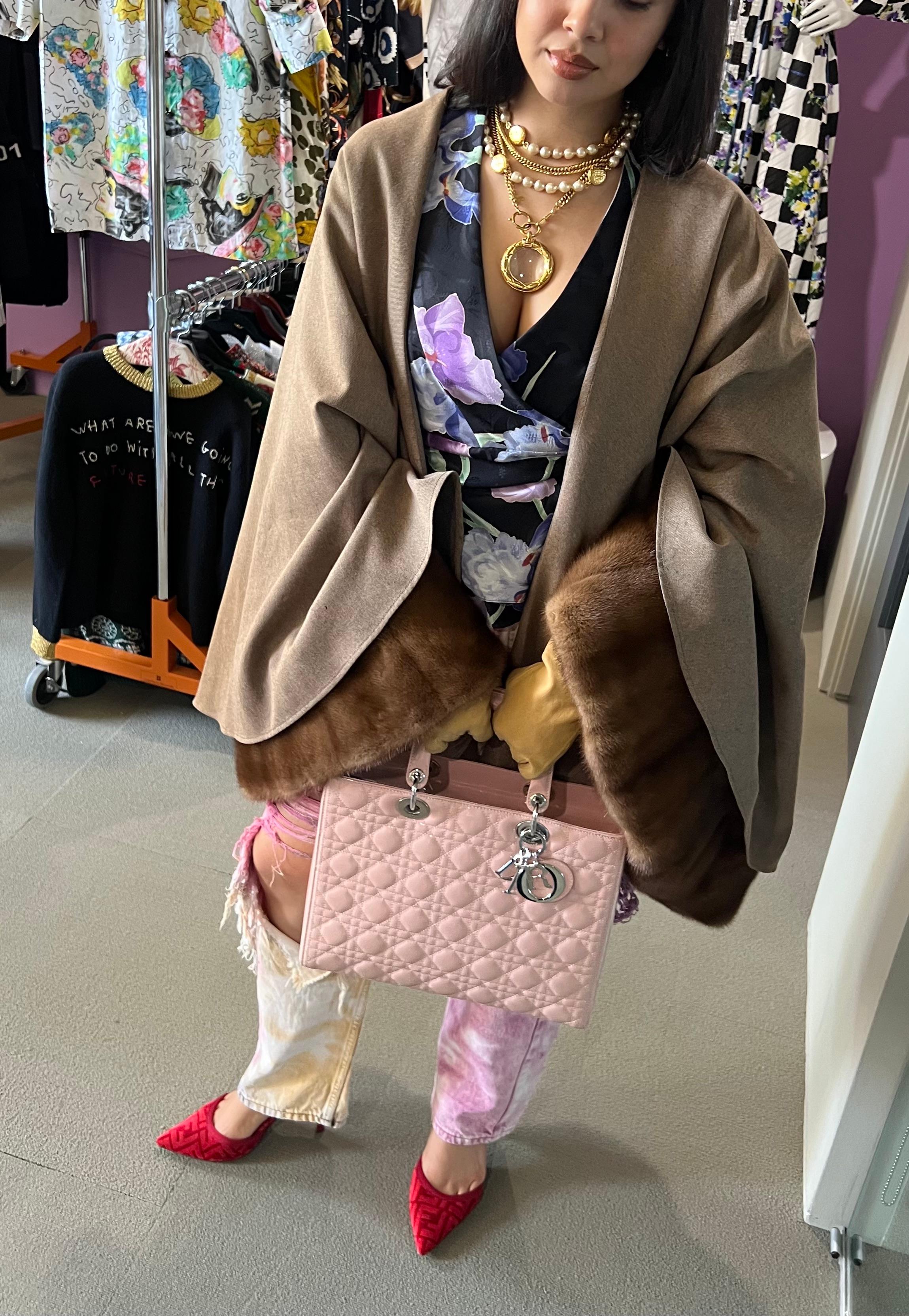 Le châle en fourrure de zibeline russe Christian Dior Custom 1 of 1 est un accessoire luxueux et exclusif, réalisé avec une attention méticuleuse aux détails. Confectionné sur mesure par Christian Dior pour le propriétaire précédent, ce châle