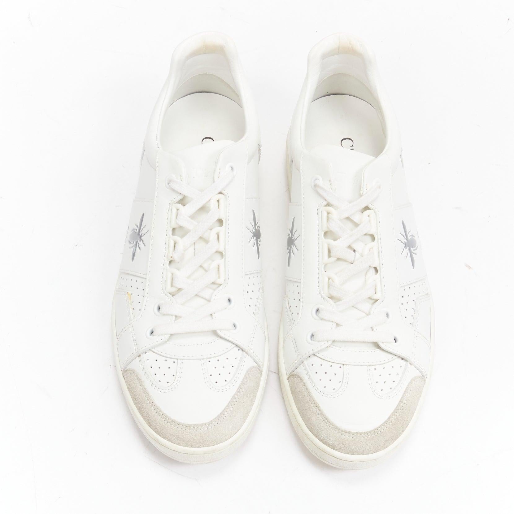 CHRISTIAN DIOR D Bee silver CD embossed leather panelled sneakers EU37
Reference: LNKO/A02204
Brand: Christian Dior
Designer: Maria Grazia Chiuri
Model: D Bee
Material: Leather
Color: White, Silver
Pattern: Solid
Closure: Lace Up
Lining: White