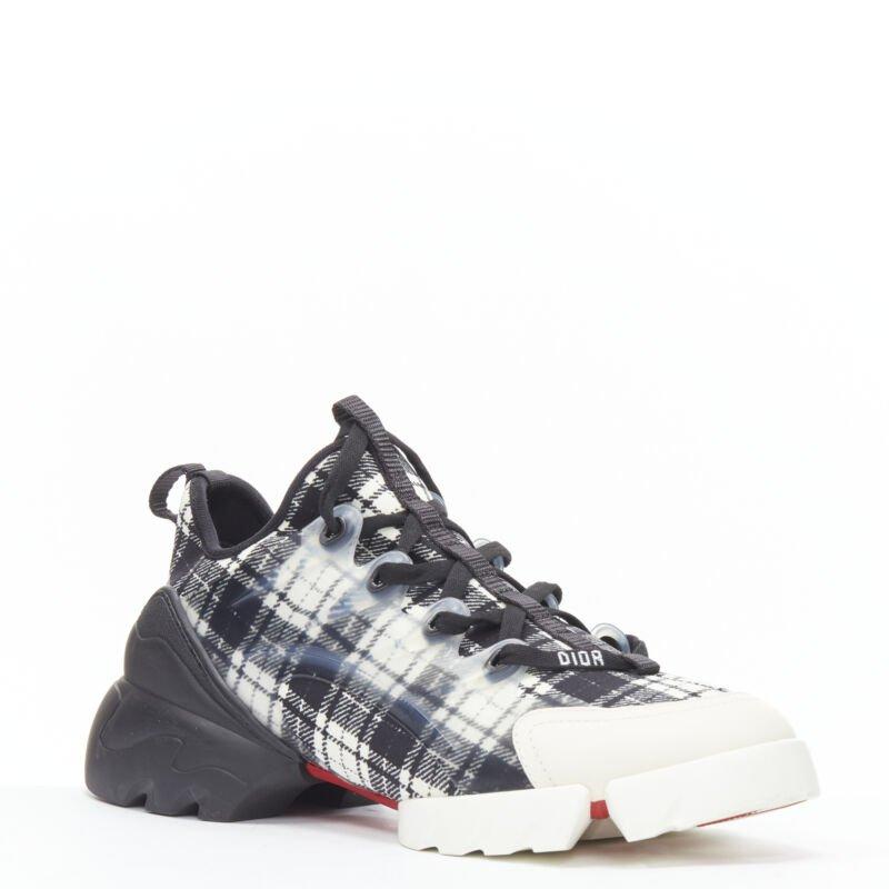 CHRISTIAN DIOR D Connect noir blanc à carreaux chunky sole sneaker EU38 US8
Référence : TGAS/B01993
Marque : Dior
Modèle : D Connect
Matière : Tissu, caoutchouc
Couleur : Gris
Motif : damier
Fermeture : Up&Up
Doublure :  Cuir
Détails supplémentaires