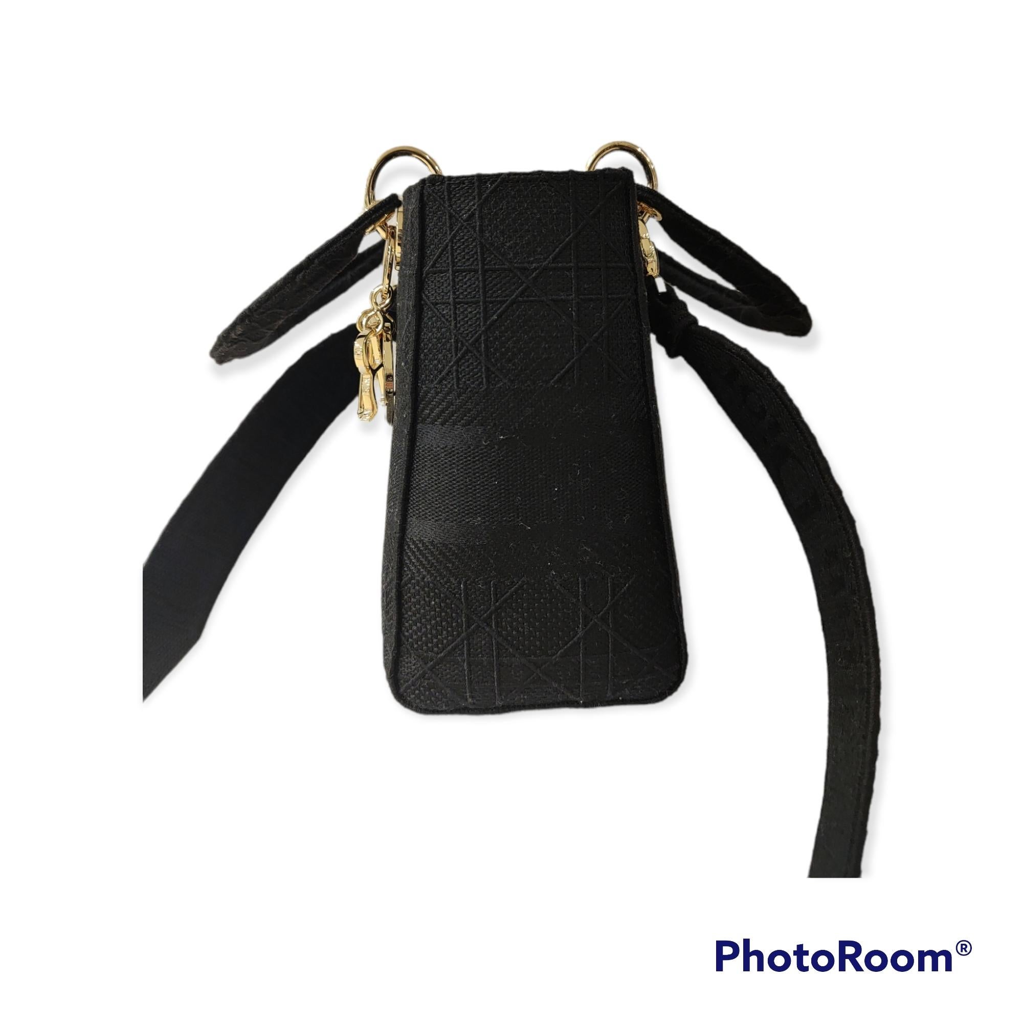 Christian Dior D lite black shoulder handbag
gold tone hardware
shoulder strap inside