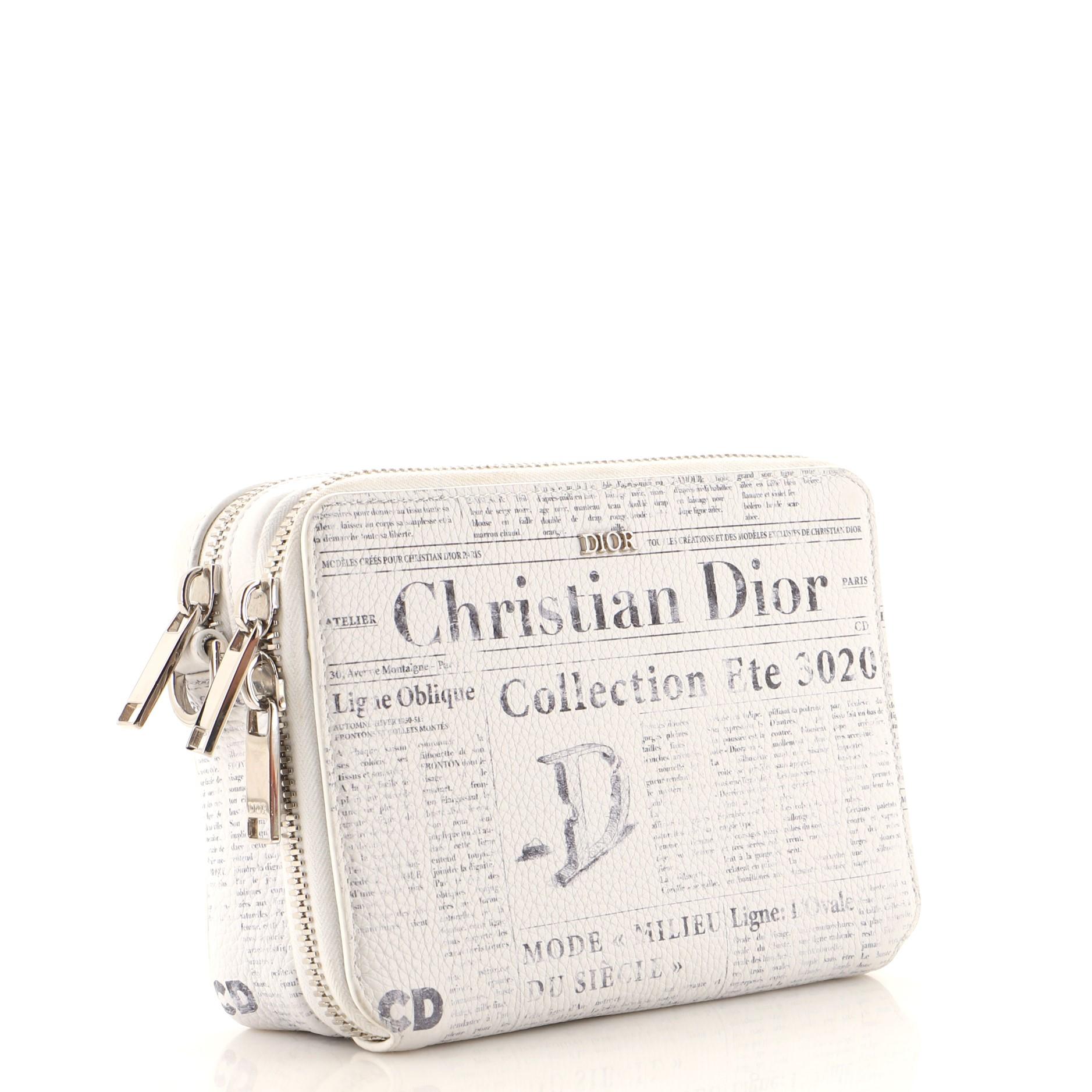 Christian Dior Daniel Arsham Crossbody-Tasche mit doppeltem Reißverschluss und Zeitungsdruck L (Grau)
