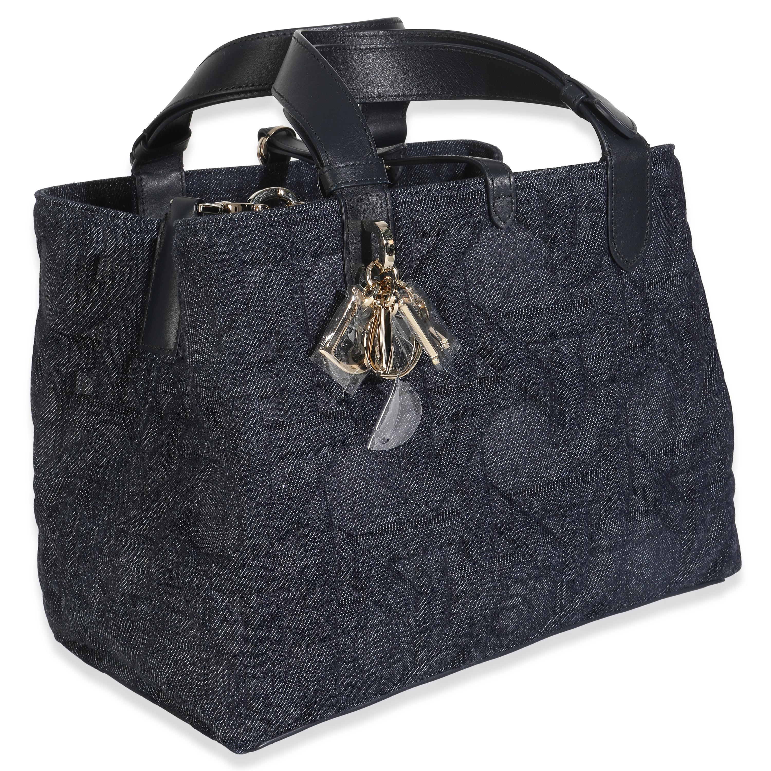 Titre de la liste : Christian Dior Denim bleu foncé Cannage Medium Toujours
SKU : 147987
MSRP : 4000.00 USD
Condit : Usagé 
État du sac à main : Etat impeccable
Commentaires sur l'état : L'article ne présente aucun signe d'usure.
Marque : Christian
