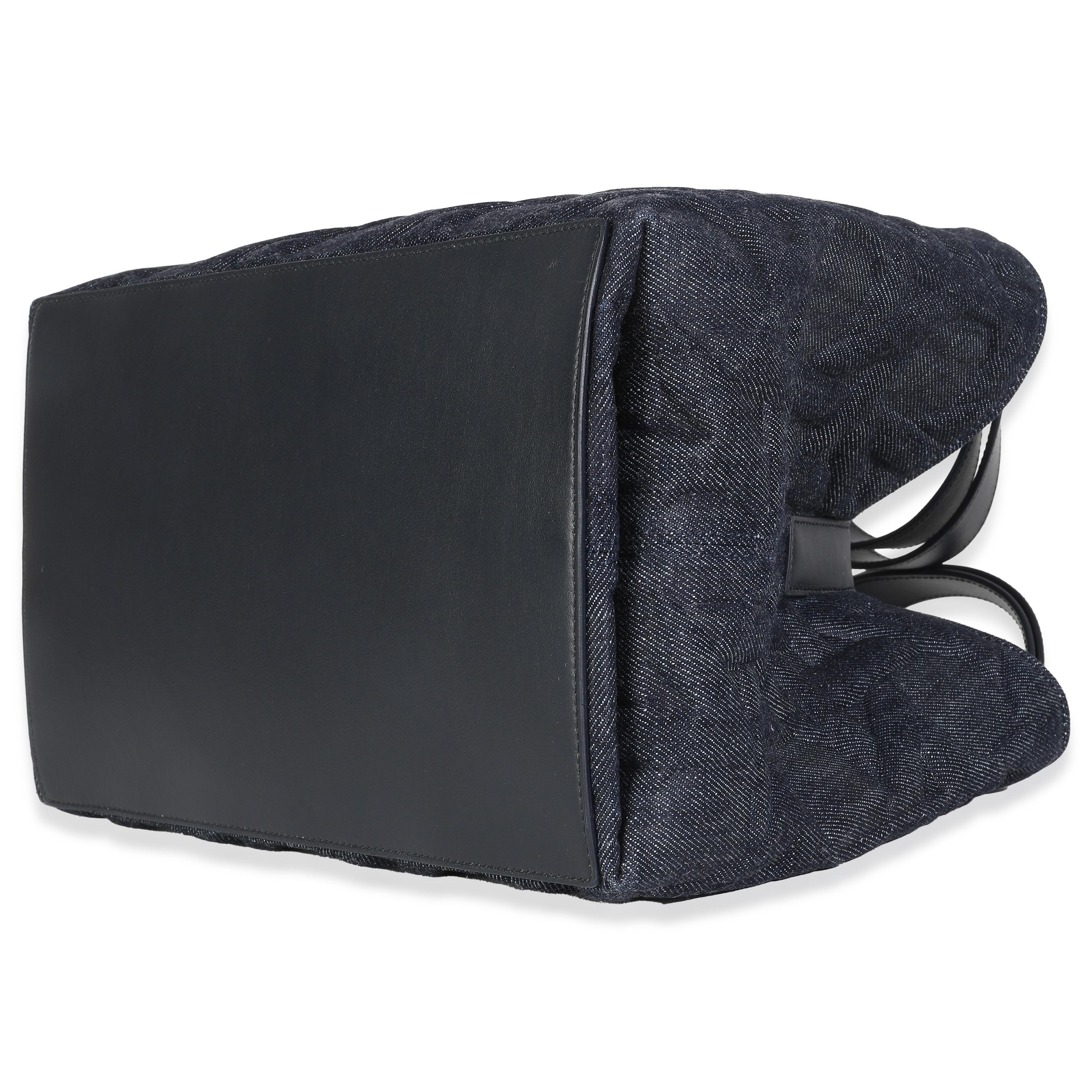 Christian Dior Denim bleu foncé Cannage Medium Toujours Neuf - En vente à New York, NY