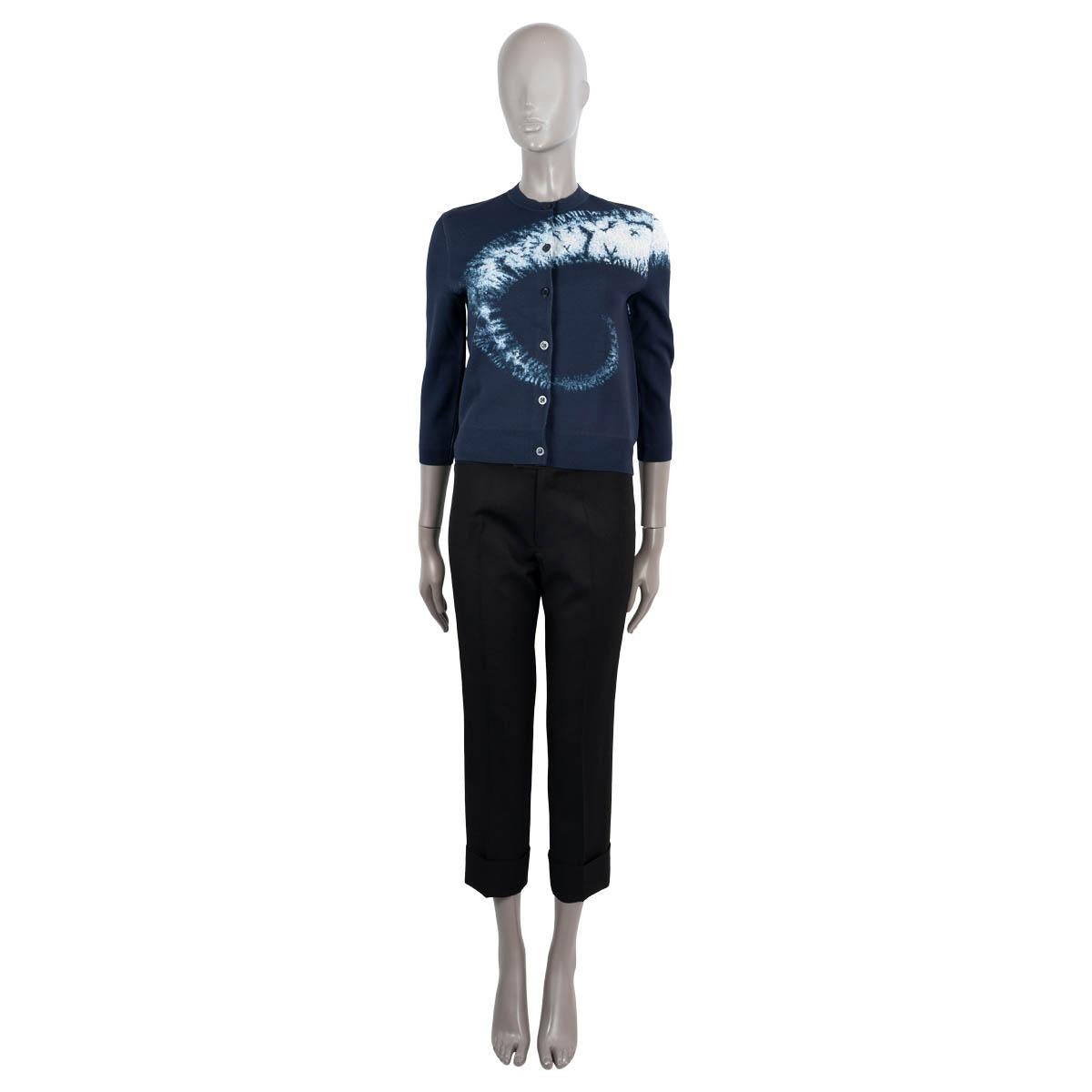 100% authentic Christian Dior tie-dye cardigan in navy blue and white viscose (82%), elastane (16%) and nylon (2%). Features a rib-knit hem and cuffs. Closes with buttons on the front. Unlined. Has been worn and is in excellent condition.

2020