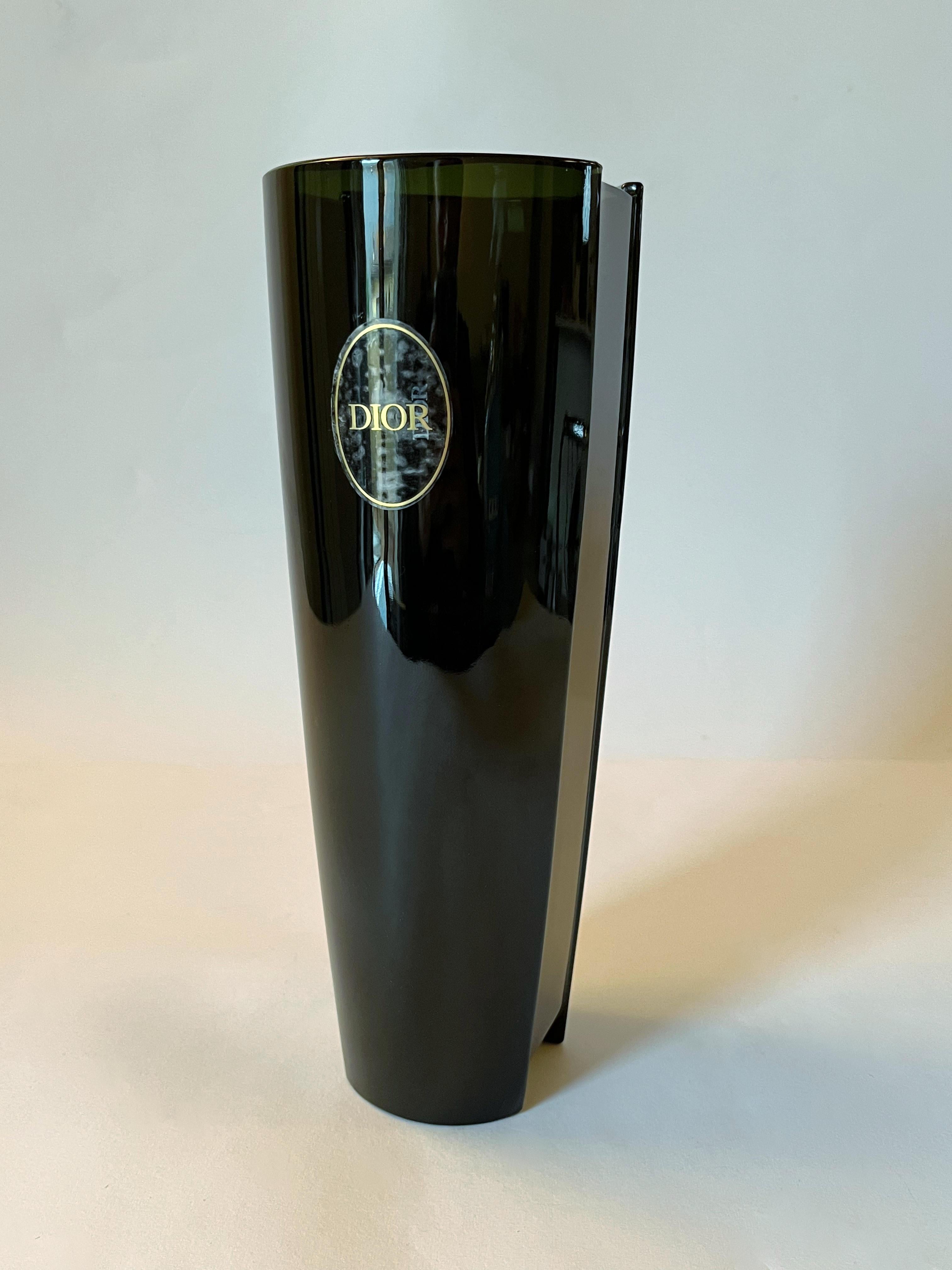 Vase moderne en verre vert foncé Christian Dior / fabriqué en France
Label original sur le verre / livré dans sa boîte d'origine
Dimensions : largeur 4 pouces, profondeur 4 pouces, hauteur 10.5 pouces
1 en stock en Italie
Référence de commande :