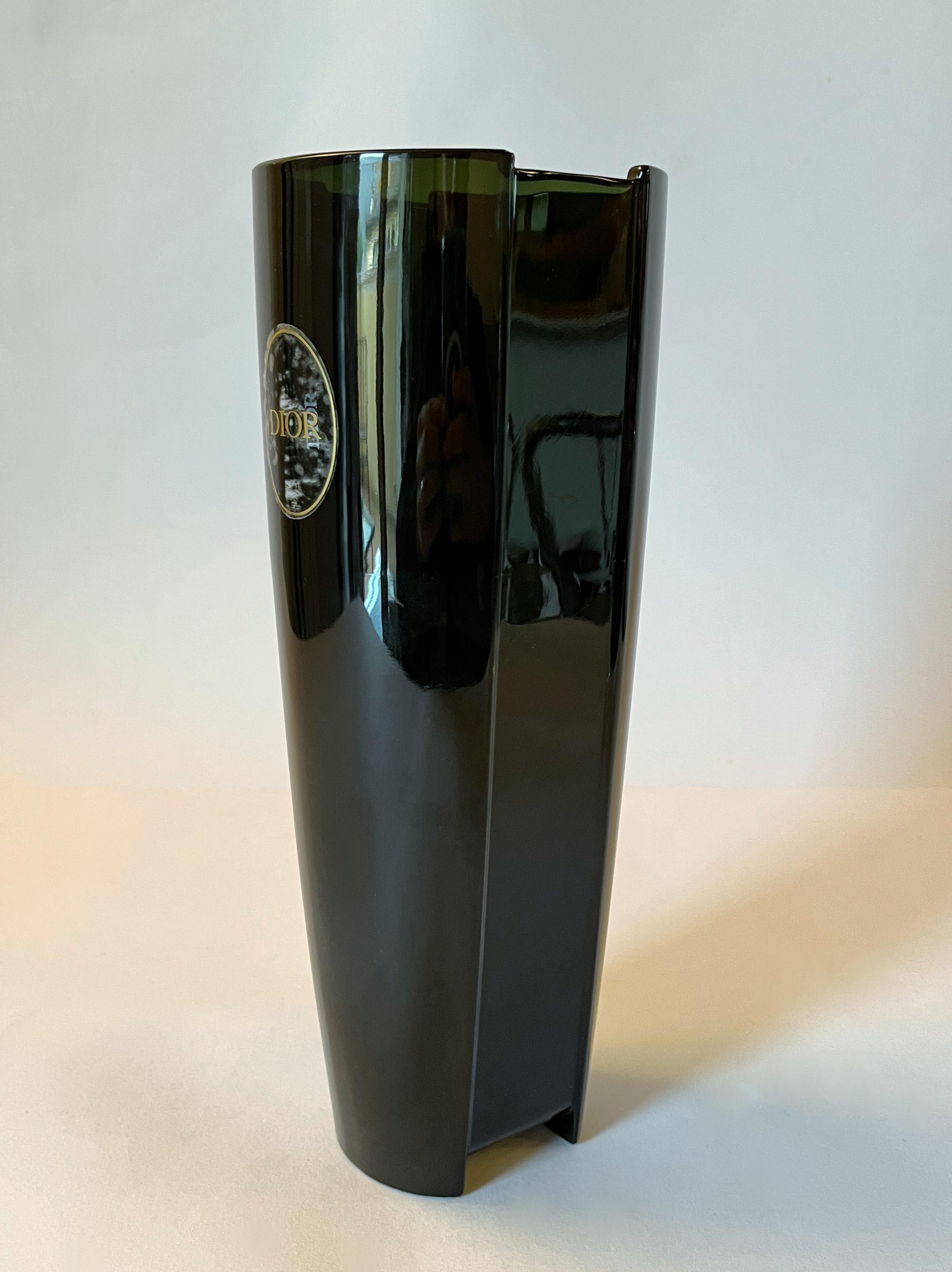 Français Vase en verre vert foncé Christian Dior en vente
