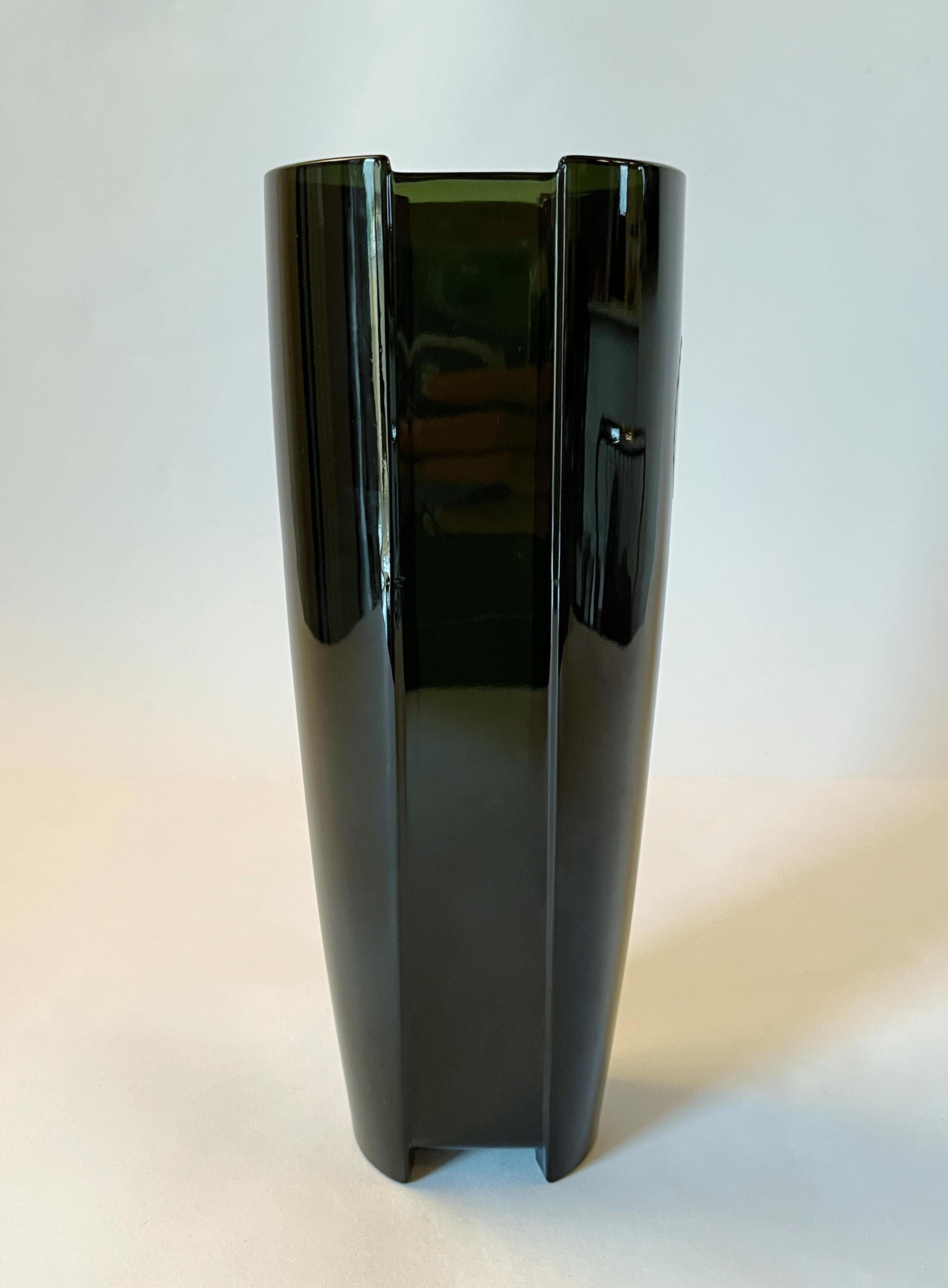 Verre brun Vase en verre vert foncé Christian Dior en vente