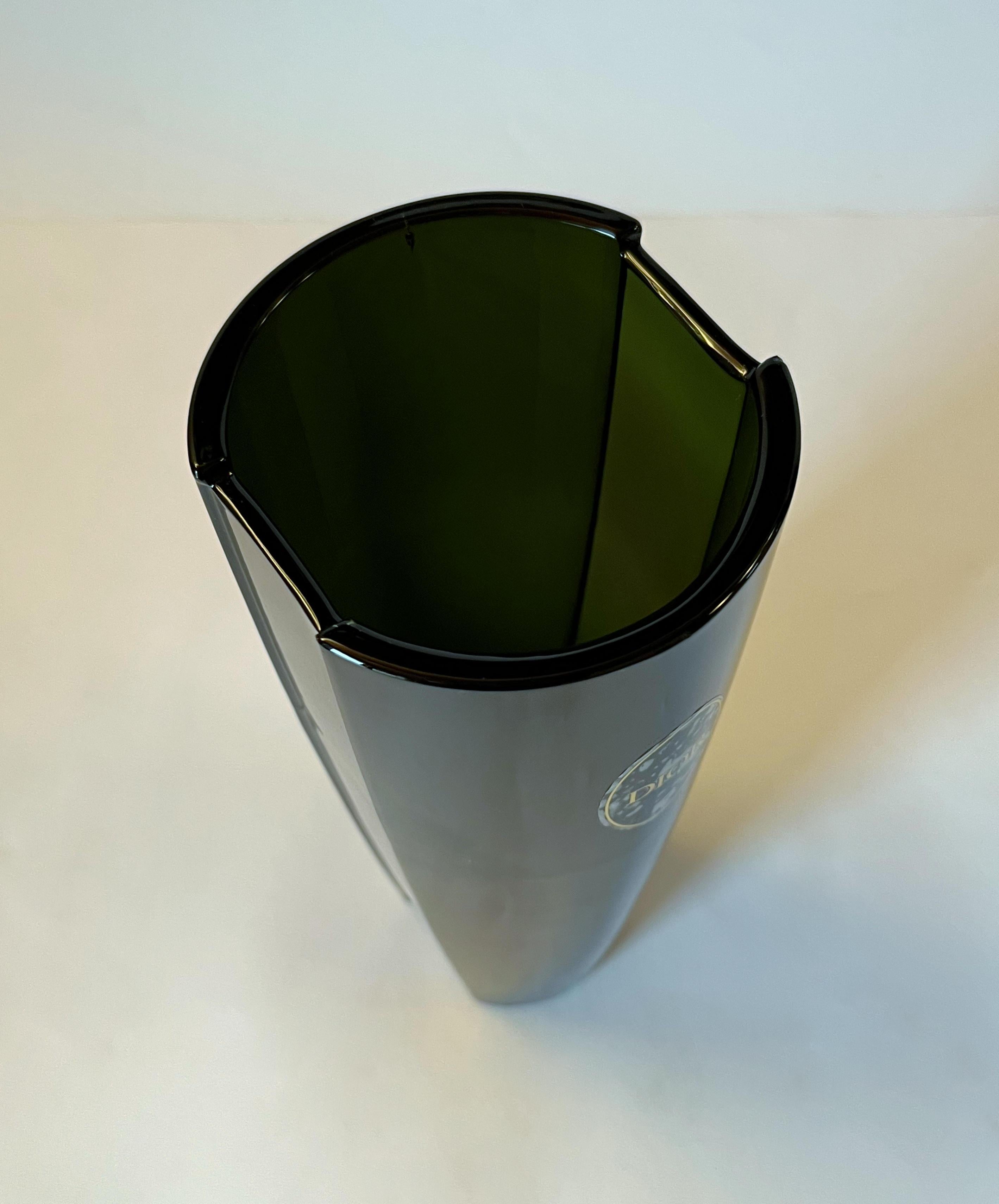 Vase en verre vert foncé Christian Dior en vente 1