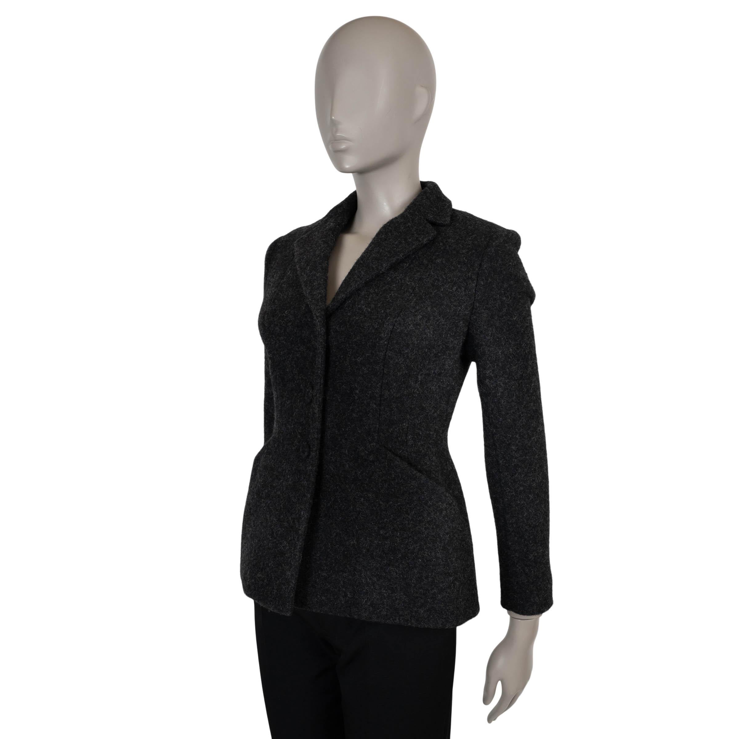Esta chaqueta Bar 100% auténtica Christian Dior de lana de fieltro gris antracita (100%) encarna la sastrería icónica de la casa. Diseñado con una silueta entallada, tiene solapas de muesca y dos bolsillos oblicuos. La parte delantera se cierra con