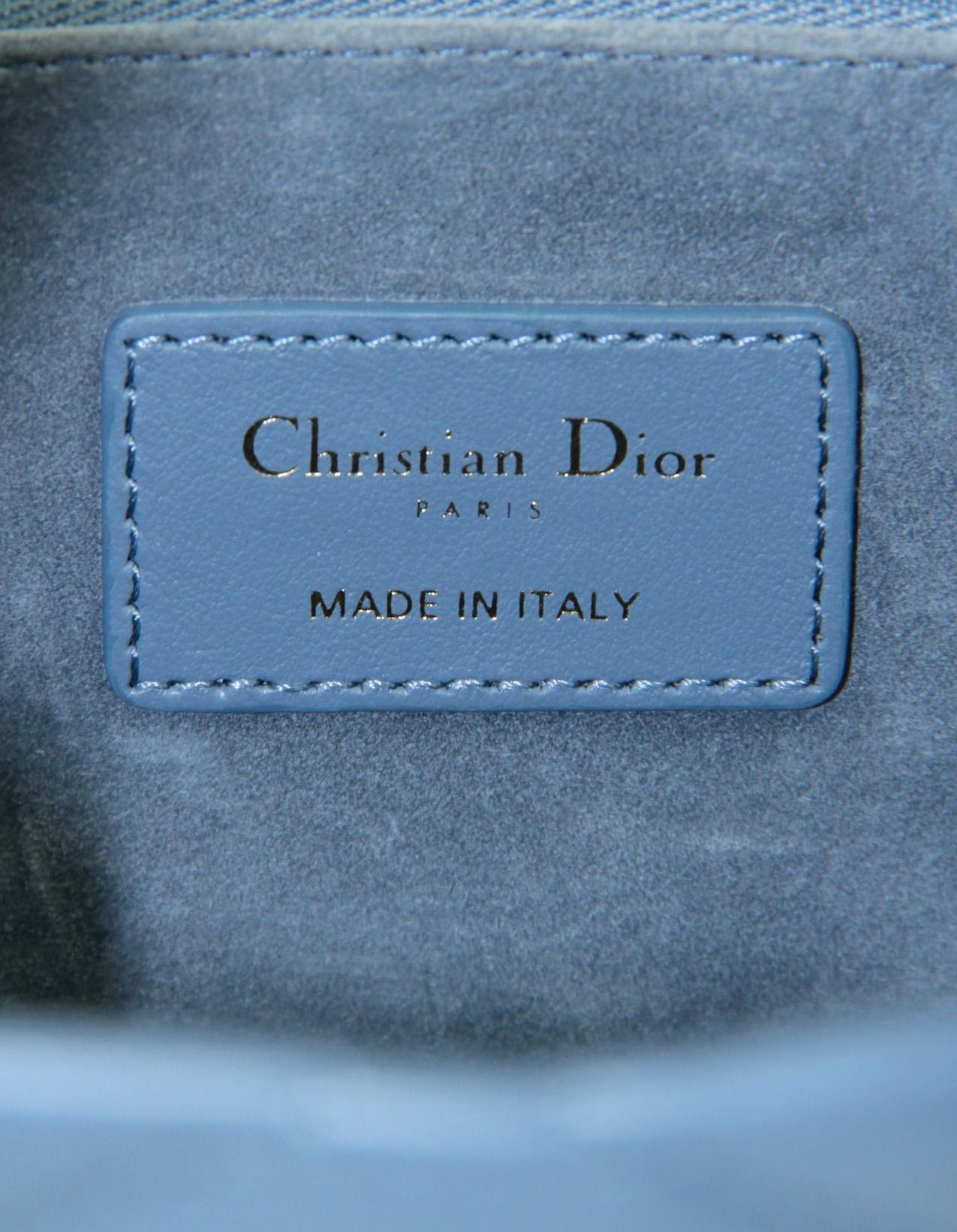 Christian Dior Borsa Tote piccola in pelle di vitello macrocannage blu denim e libro di Dior in vendita 6