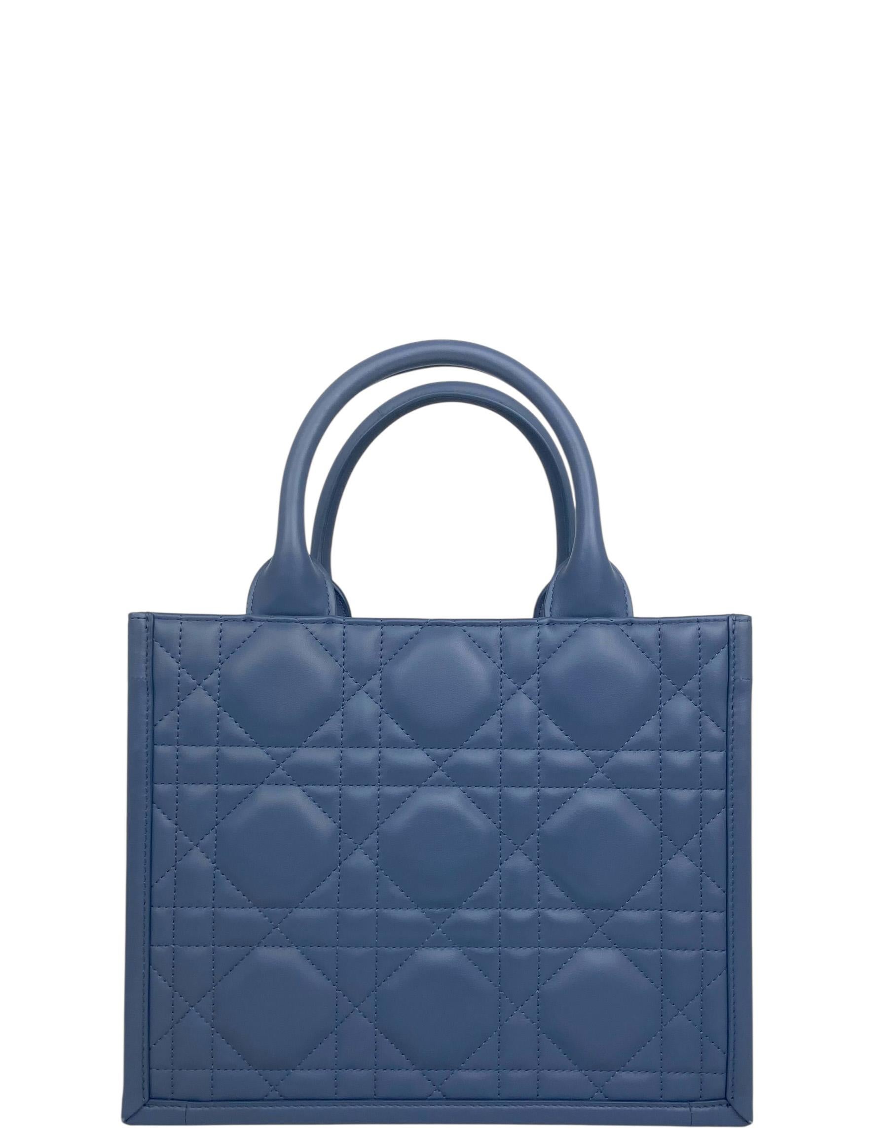 Blu Christian Dior Borsa Tote piccola in pelle di vitello macrocannage blu denim e libro di Dior in vendita