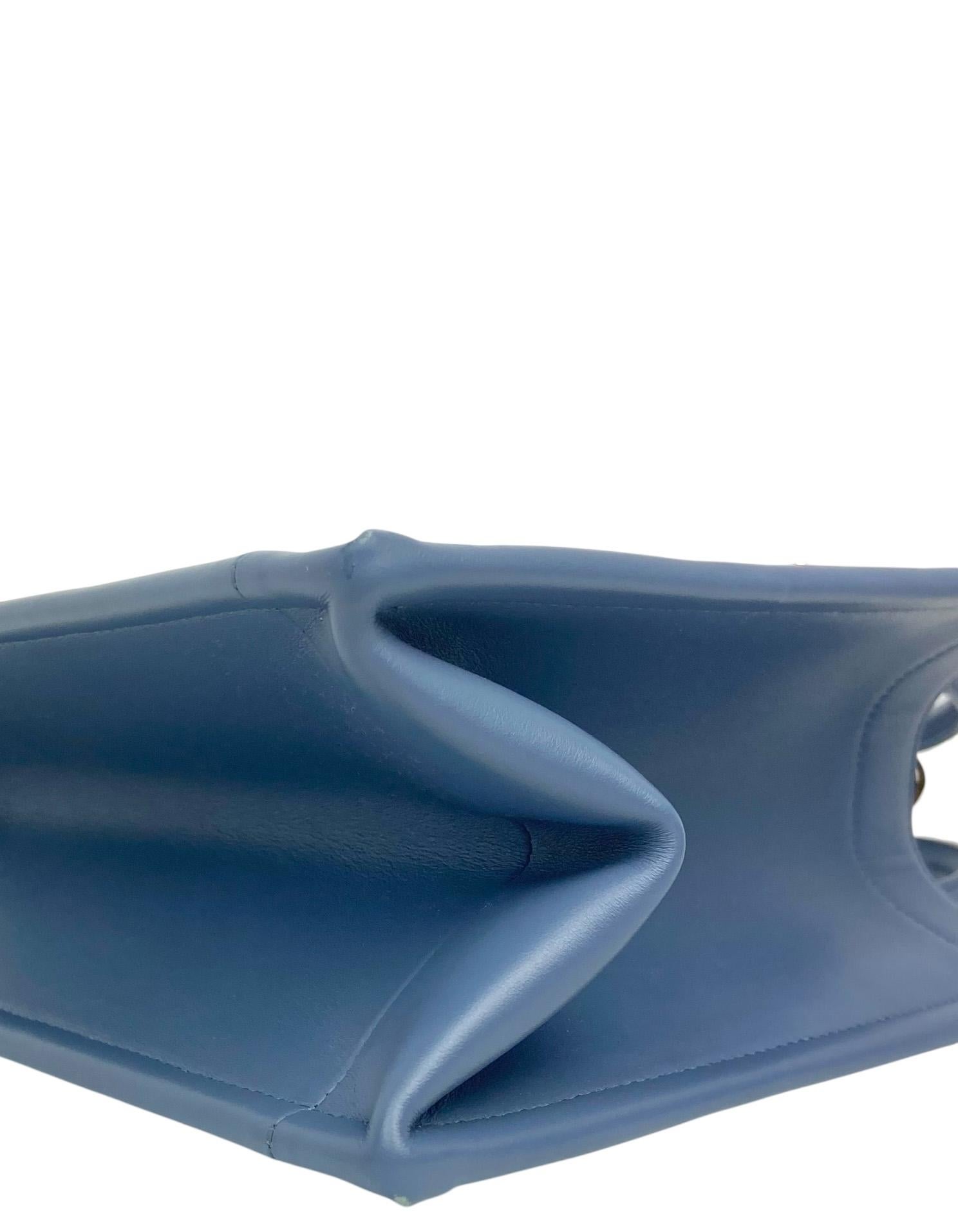 Christian Dior Borsa Tote piccola in pelle di vitello macrocannage blu denim e libro di Dior In condizioni ottime in vendita a New York, NY