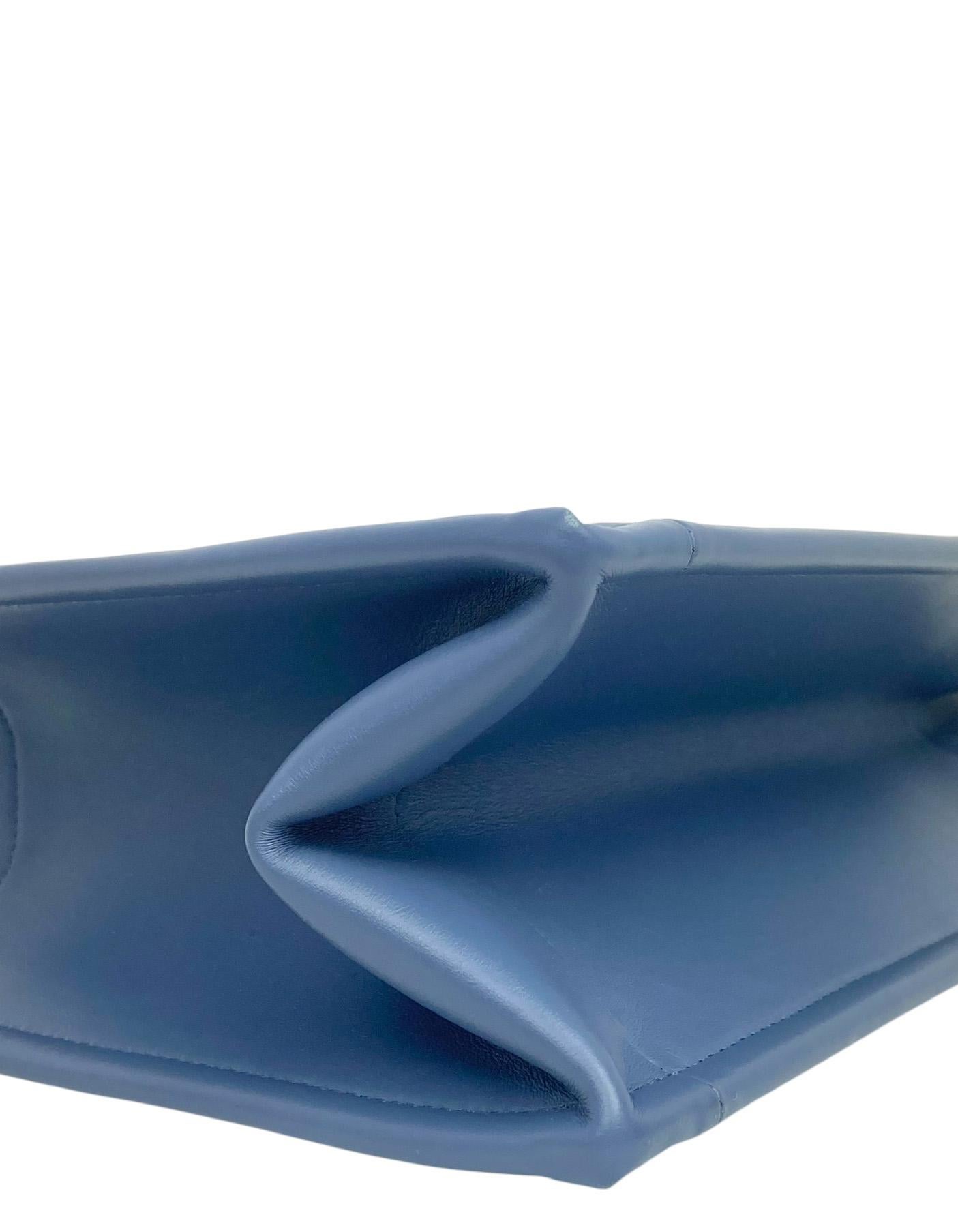 Donna Christian Dior Borsa Tote piccola in pelle di vitello macrocannage blu denim e libro di Dior in vendita