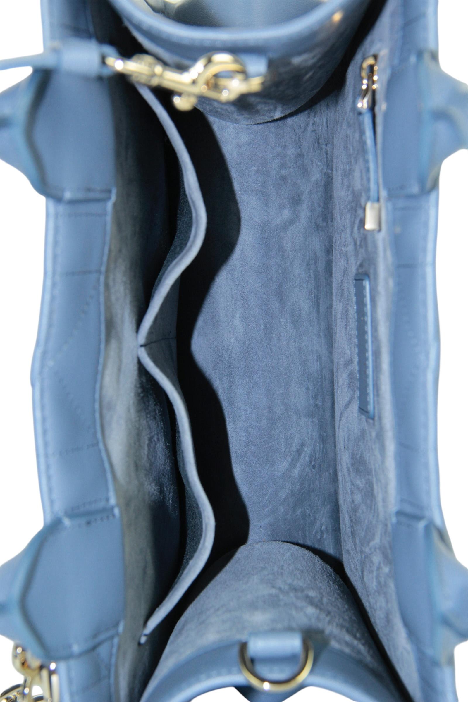 Christian Dior Borsa Tote piccola in pelle di vitello macrocannage blu denim e libro di Dior in vendita 1