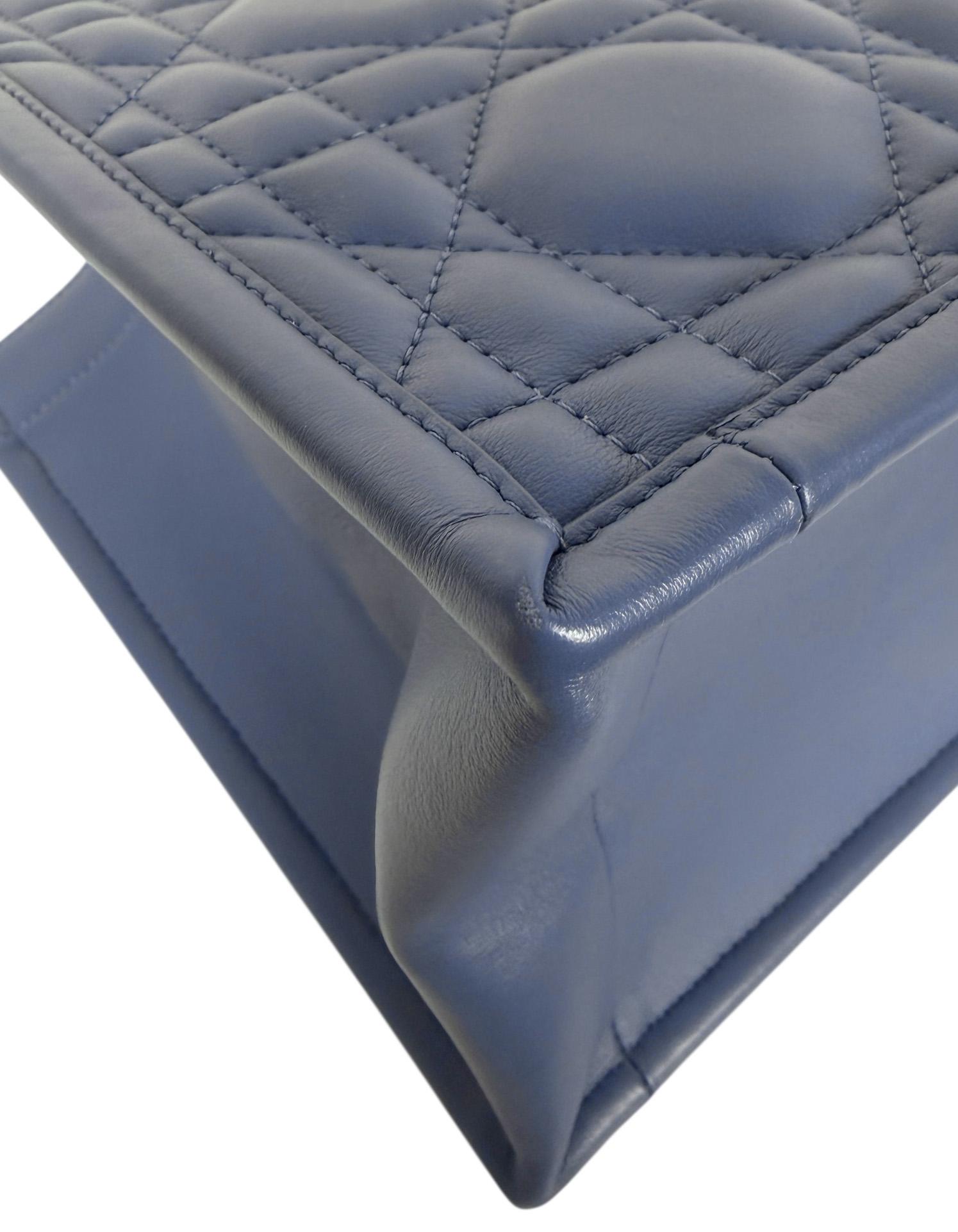 Christian Dior Borsa Tote piccola in pelle di vitello macrocannage blu denim e libro di Dior in vendita 1