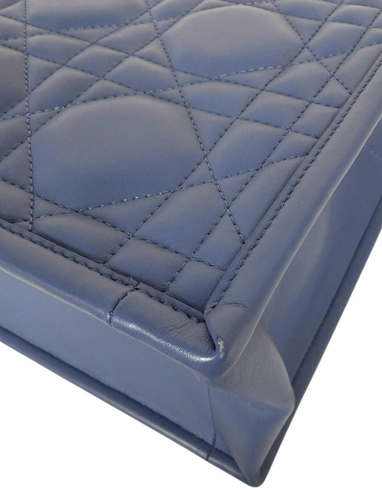 Christian Dior Borsa Tote piccola in pelle di vitello macrocannage blu denim e libro di Dior in vendita 2