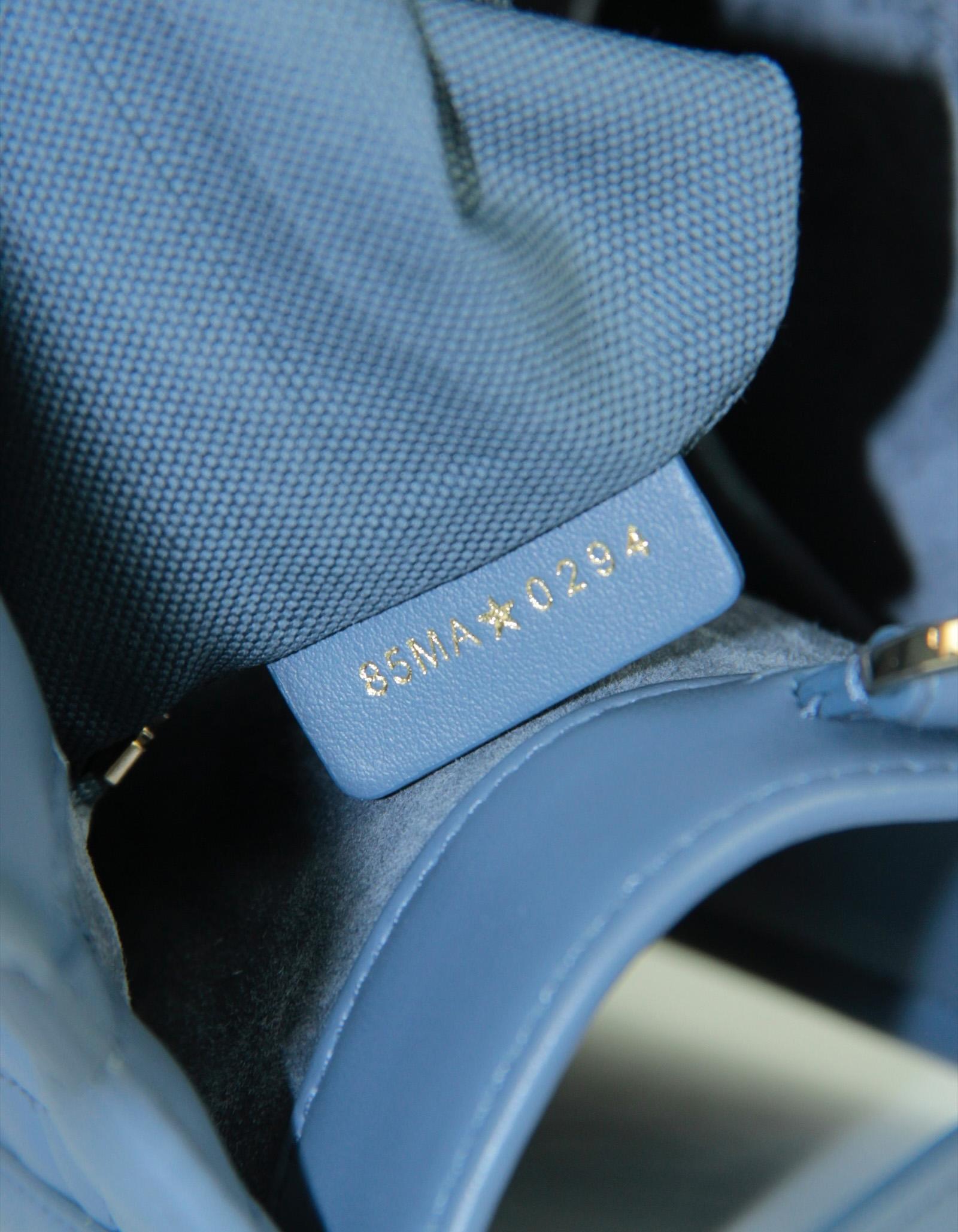 Christian Dior Borsa Tote piccola in pelle di vitello macrocannage blu denim e libro di Dior in vendita 3
