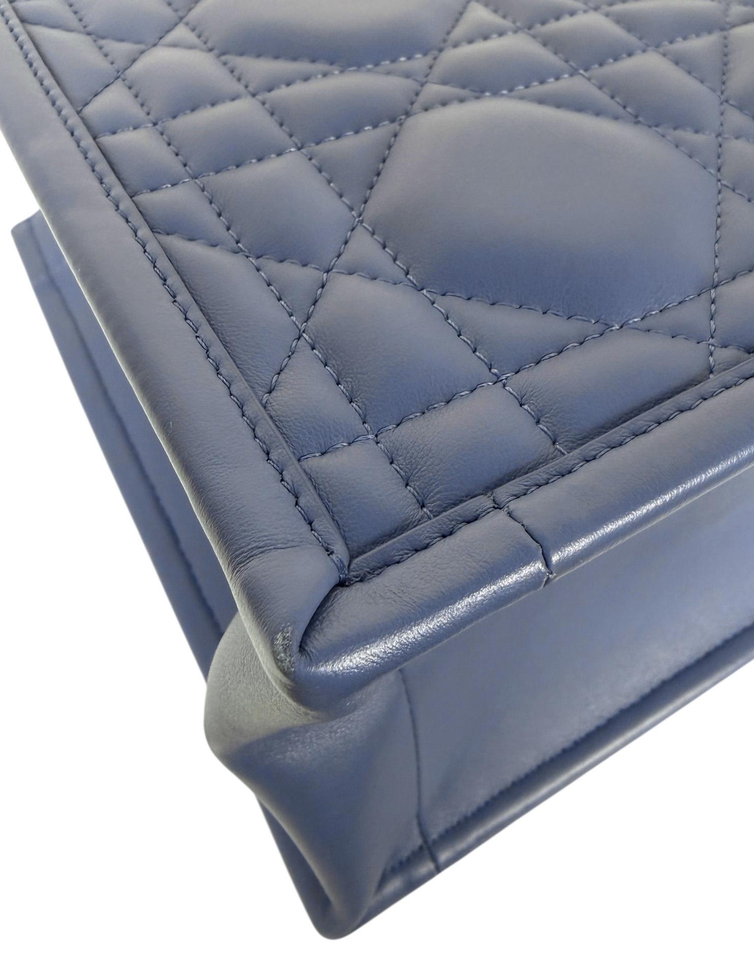 Christian Dior Borsa Tote piccola in pelle di vitello macrocannage blu denim e libro di Dior in vendita 3