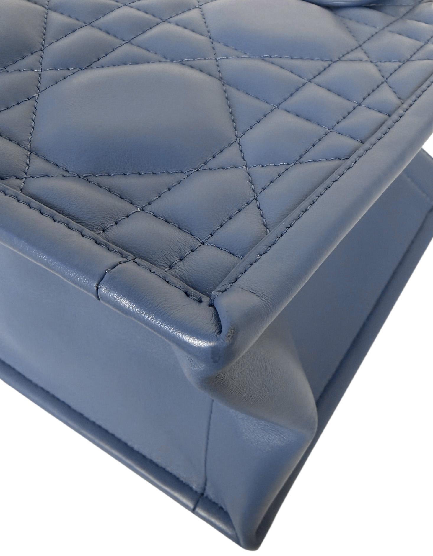 Christian Dior Borsa Tote piccola in pelle di vitello macrocannage blu denim e libro di Dior in vendita 4