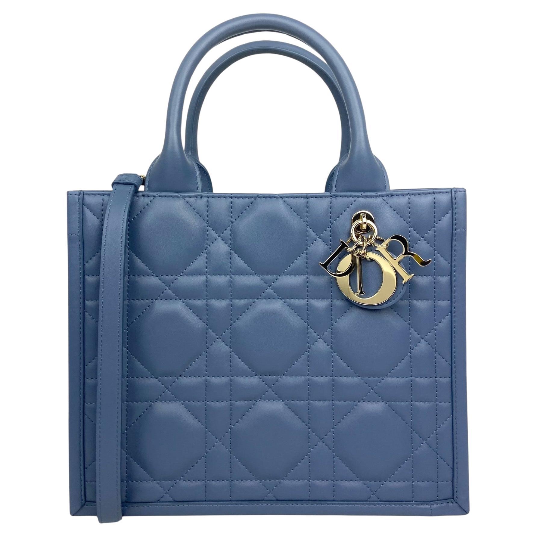 Christian Dior Borsa Tote piccola in pelle di vitello macrocannage blu denim e libro di Dior in vendita