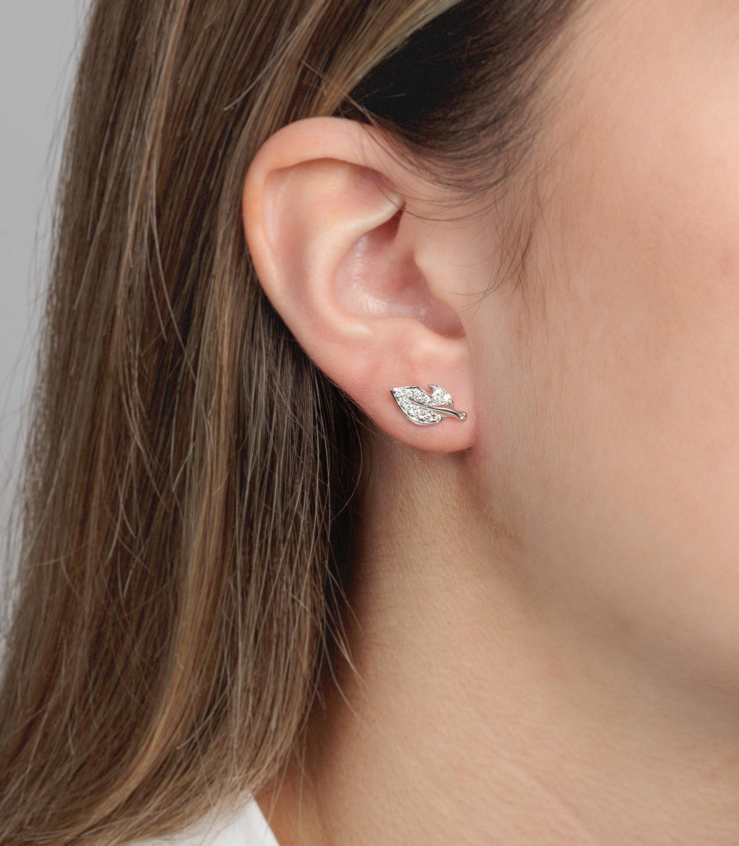 Christian Dior  Orecchini a perno con diamante a forma di foglia rosa in oro bianco 18 ct.

Dettagli del prodotto
Xupes Ref: COMJ858
Marchio: Christian Dior 
Modello:  Orecchini Bagatelle Rosa
Tipo: Orecchini
Numero di serie: 1************
Età: