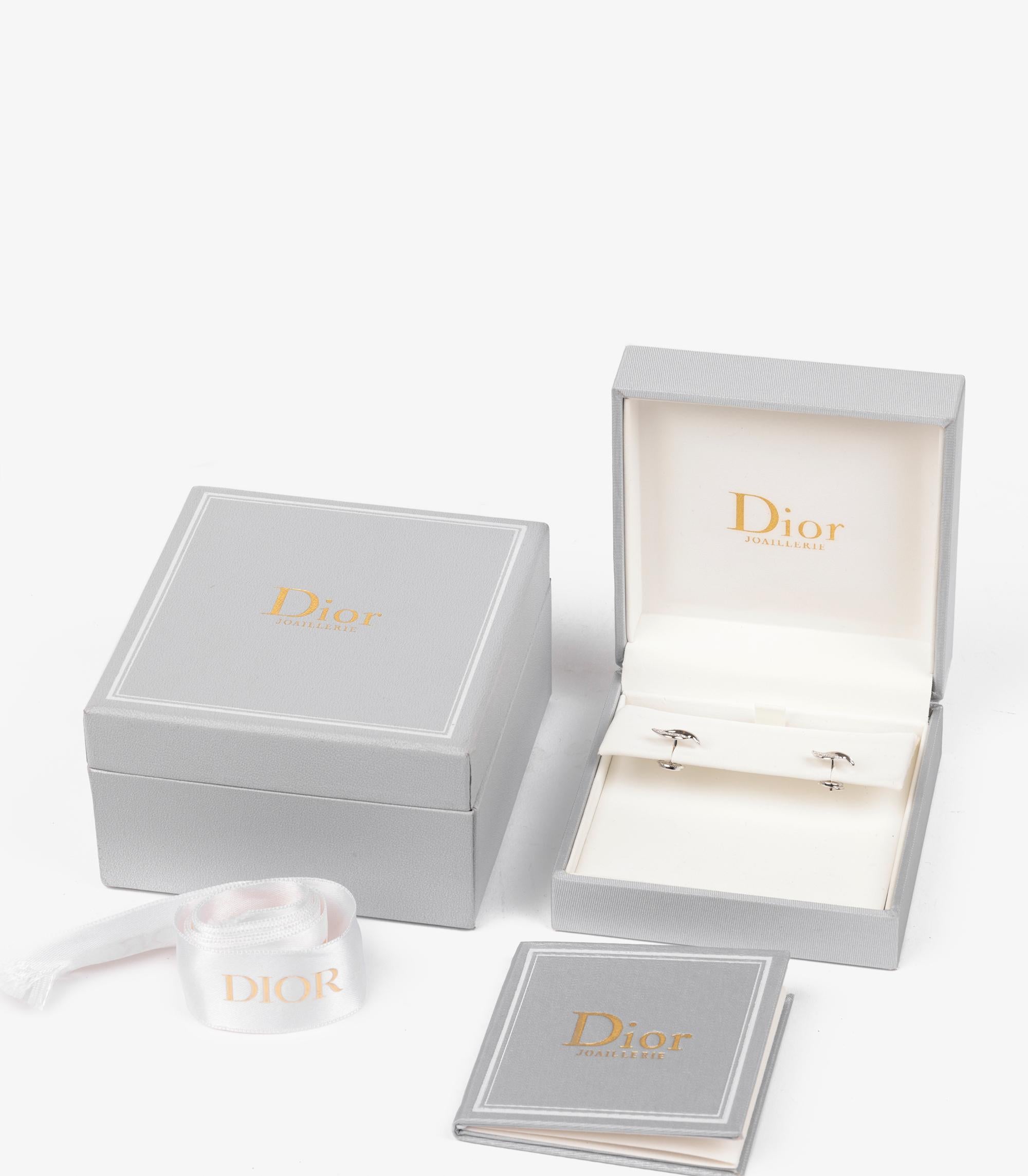 Christian Dior  Orecchini a perno con diamante a forma di foglia rosa in oro bianco 18 ct. In condizioni ottime in vendita a Bishop's Stortford, Hertfordshire