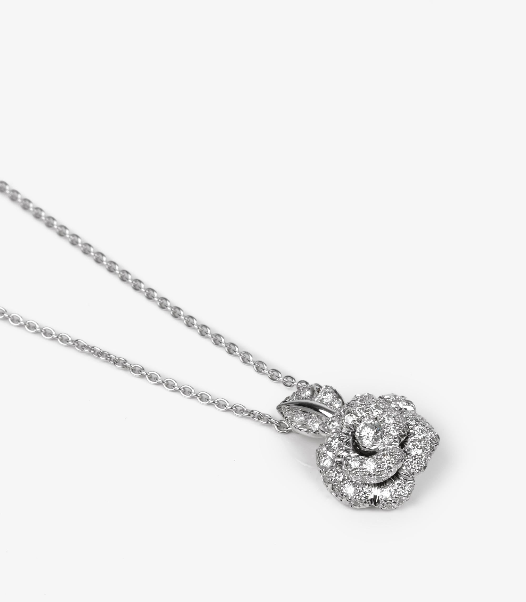 Christian Dior  Collana Bagatelle piccola con diamanti in oro bianco 18 ct.

Dettagli del prodotto
Xupes Ref: COMJ856
Marchio: Christian Dior 
Modello:  Collana Bagatelle Rosa
Tipo: Collana 
Età: 2019
Accompagnato da: Scatola Dior, Certificato,