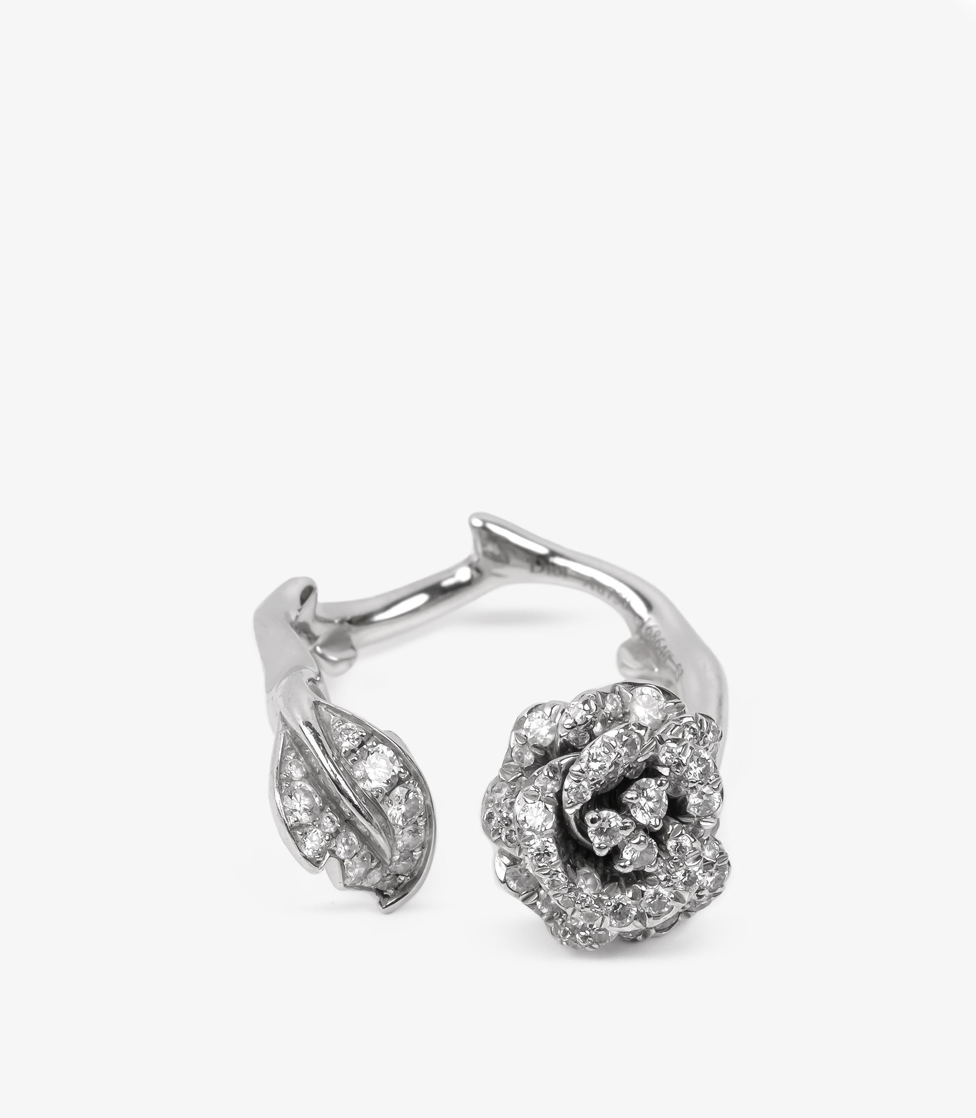Christian Dior  Collana Bagatelle piccola con diamanti in oro bianco 18 ct.

Dettagli del prodotto
Xupes Ref: COMJ856
Marchio: Christian Dior 
Modello:  Collana Bagatelle Rosa
Tipo: Collana 
Numero di serie: non definito
Età: 2019
RRP: