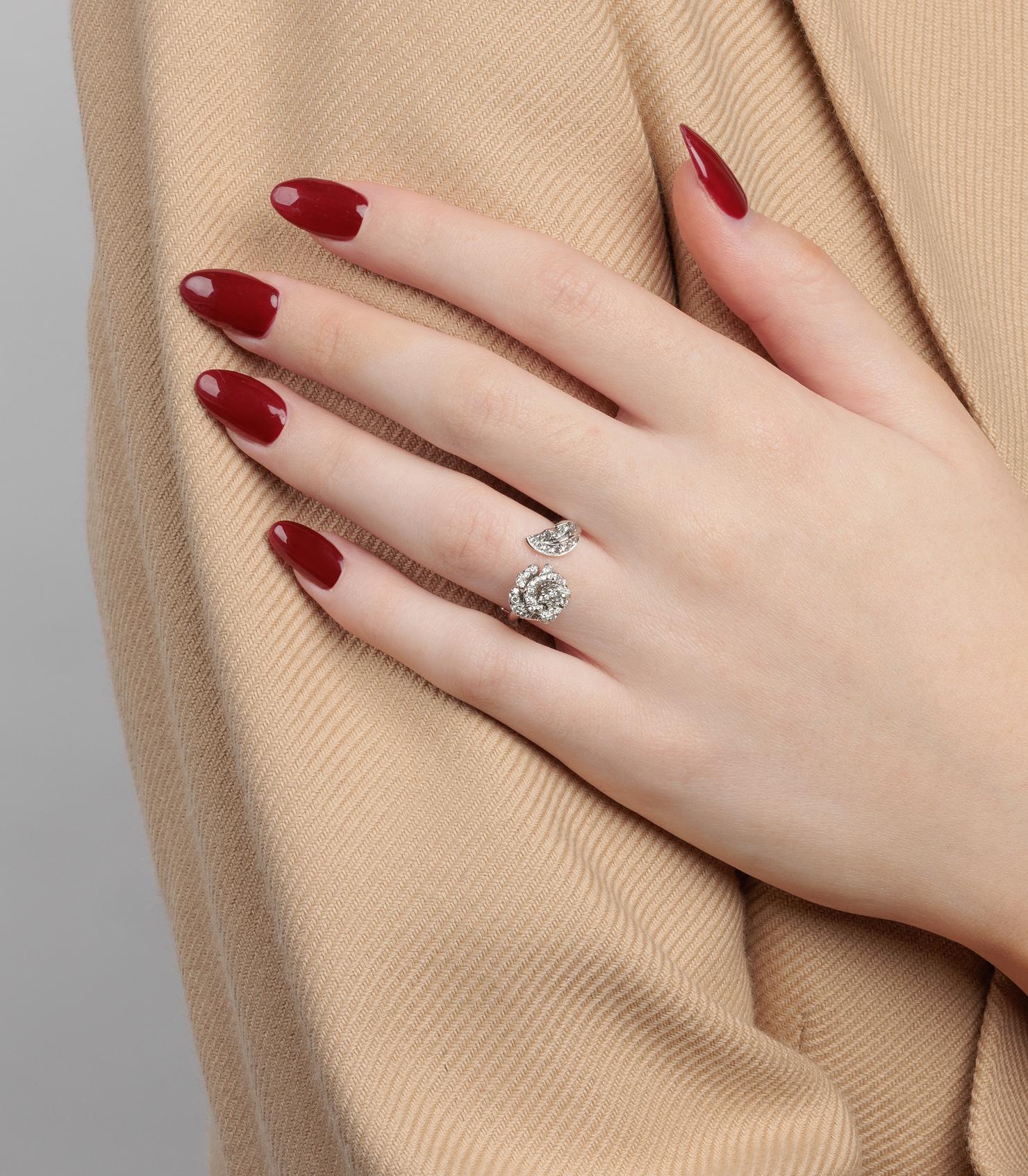 Christian Dior  Collana Bagatelle piccola con diamanti in oro bianco 18 ct.

Dettagli del prodotto
Xupes Ref: COMJ856
Marchio: Christian Dior 
Modello:  Collana Bagatelle Rosa
Tipo: Collana 
Numero di serie: non definito
Età: 2019
RRP: