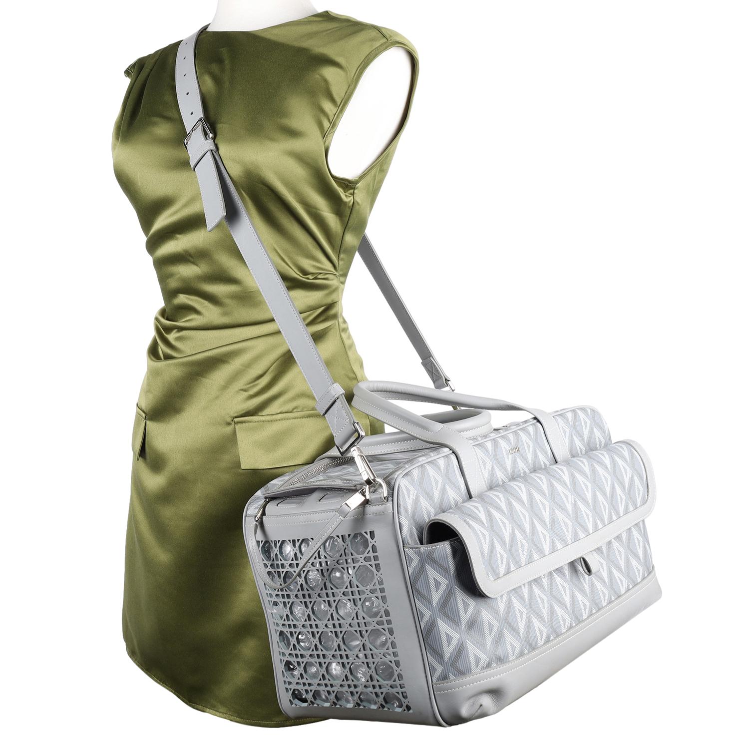Auténtico Bolso para Mascotas Christian Dior Diamond Canvas Calfskin Hit The Road Gris.

Presenta lona recubierta de diamantes Christian Dior con ribetes de piel gris, bolsillo exterior delantero con solapa para provisiones, panel lateral de piel