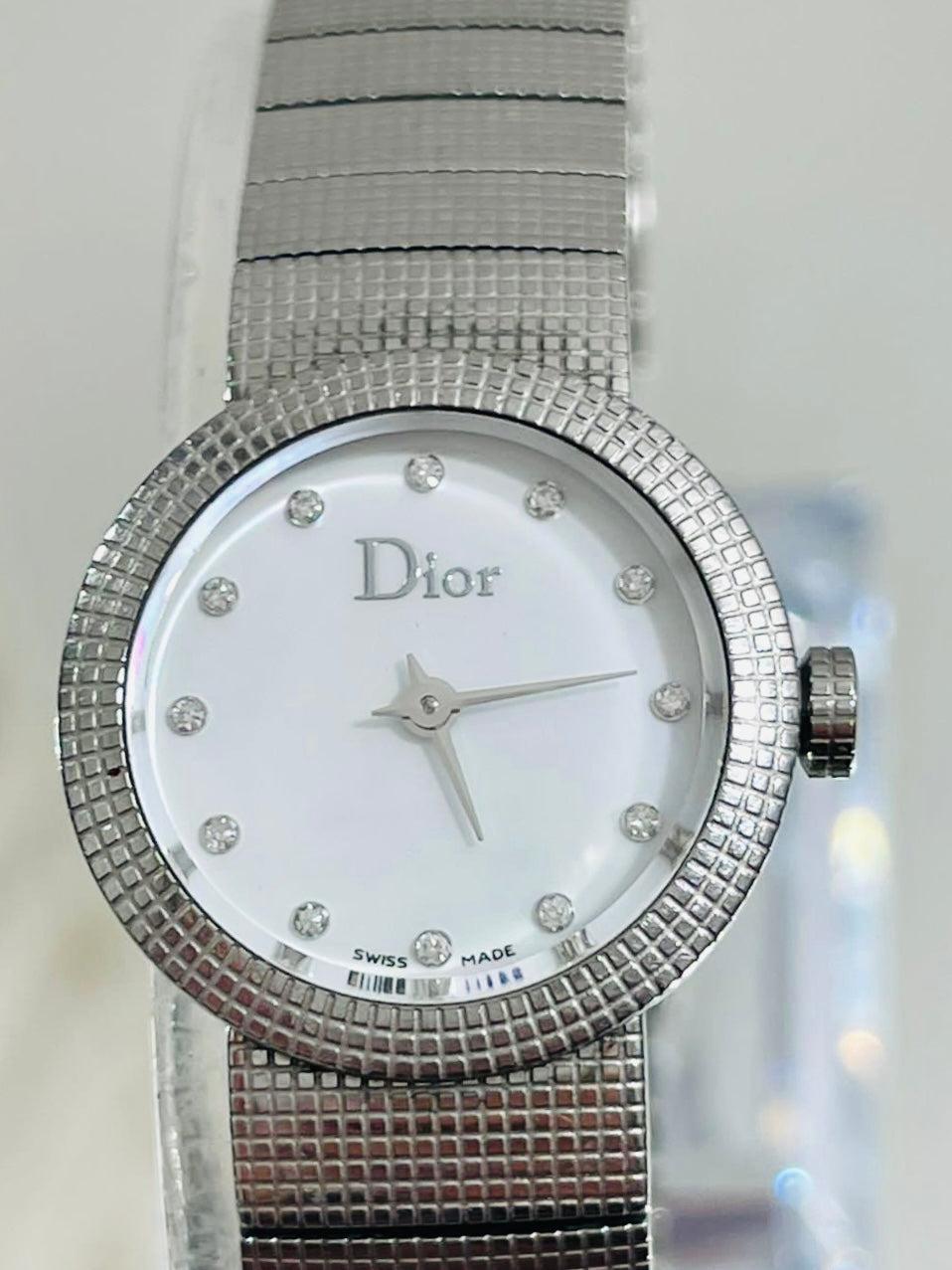 Christian Dior Diamond Dot Dial Baby D Watch

Mother of pearl dial with diamond dot hour markers.

Stainless steel case and strap with deployment buckle closure.

Size - 23mm

Condition - Good/Very Good

Composition - Mother Of Pearl, Diamond,