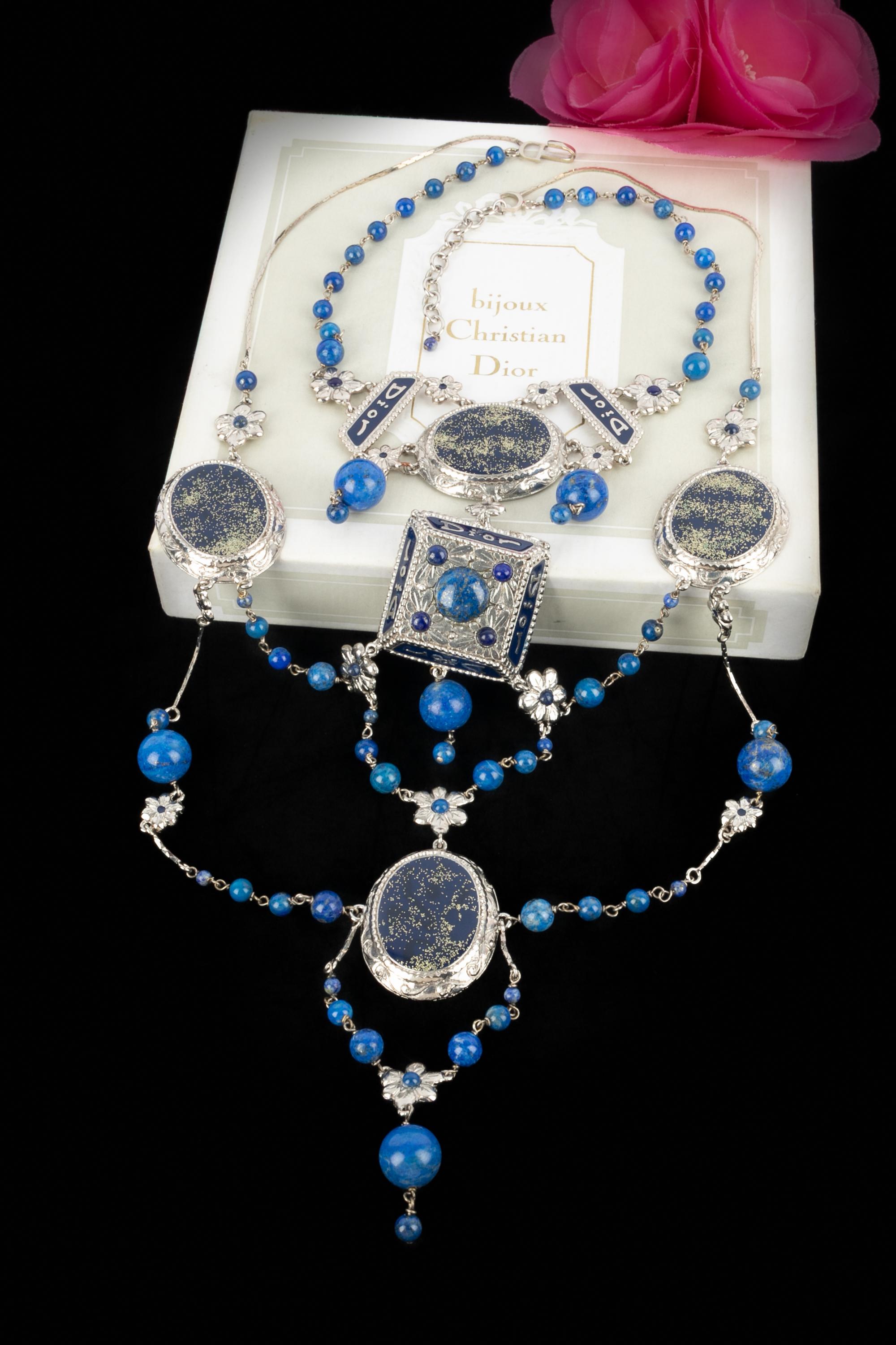 DIOR - Collier dickey en métal argenté émaillé de bleu et orné de perles de verre bleues. Collection Haute Couture printemps-été 2002 sous la Direction artistique de John Galliano.

Condit :
Très bon état.

Dimensions :
Longueur : de 40 cm à 45 cm -