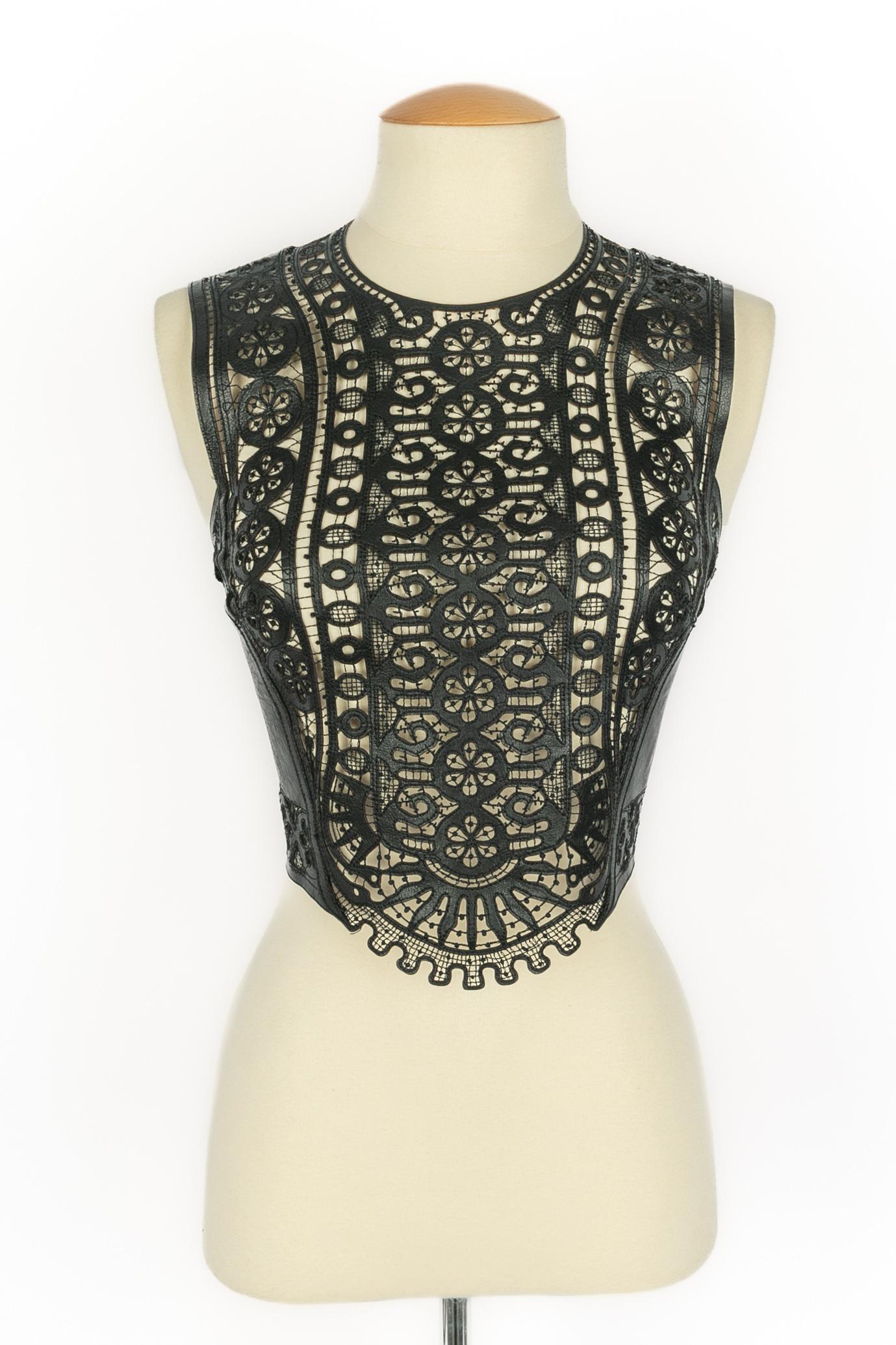 DIOR - (Made in Italy) Top in pelle nera traforata. Non è indicata la taglia, ma veste una 34FR/36FR. Collezione Resort 2020 sotto la direzione artistica di Maria Grazia ChiURI.

Condizioni:
Ottime condizioni

Dimensioni:
Petto: 38 cm - Vita: 32 cm